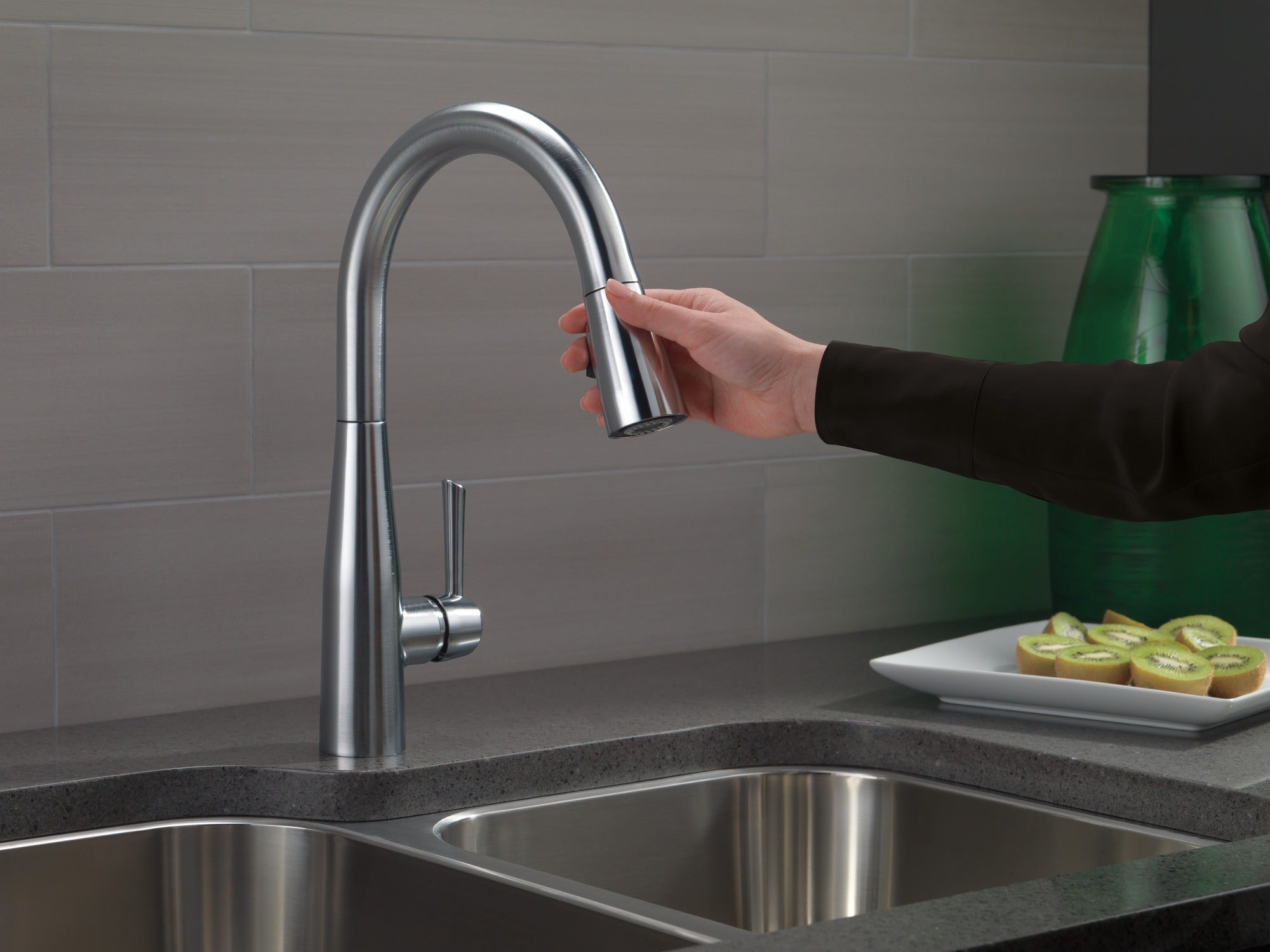 Delta Essa® Single Handle Pull-Down Kitchen Faucet