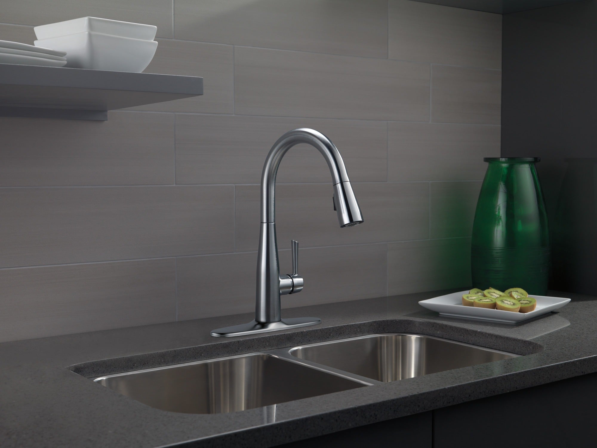 Delta Essa® Single Handle Pull-Down Kitchen Faucet