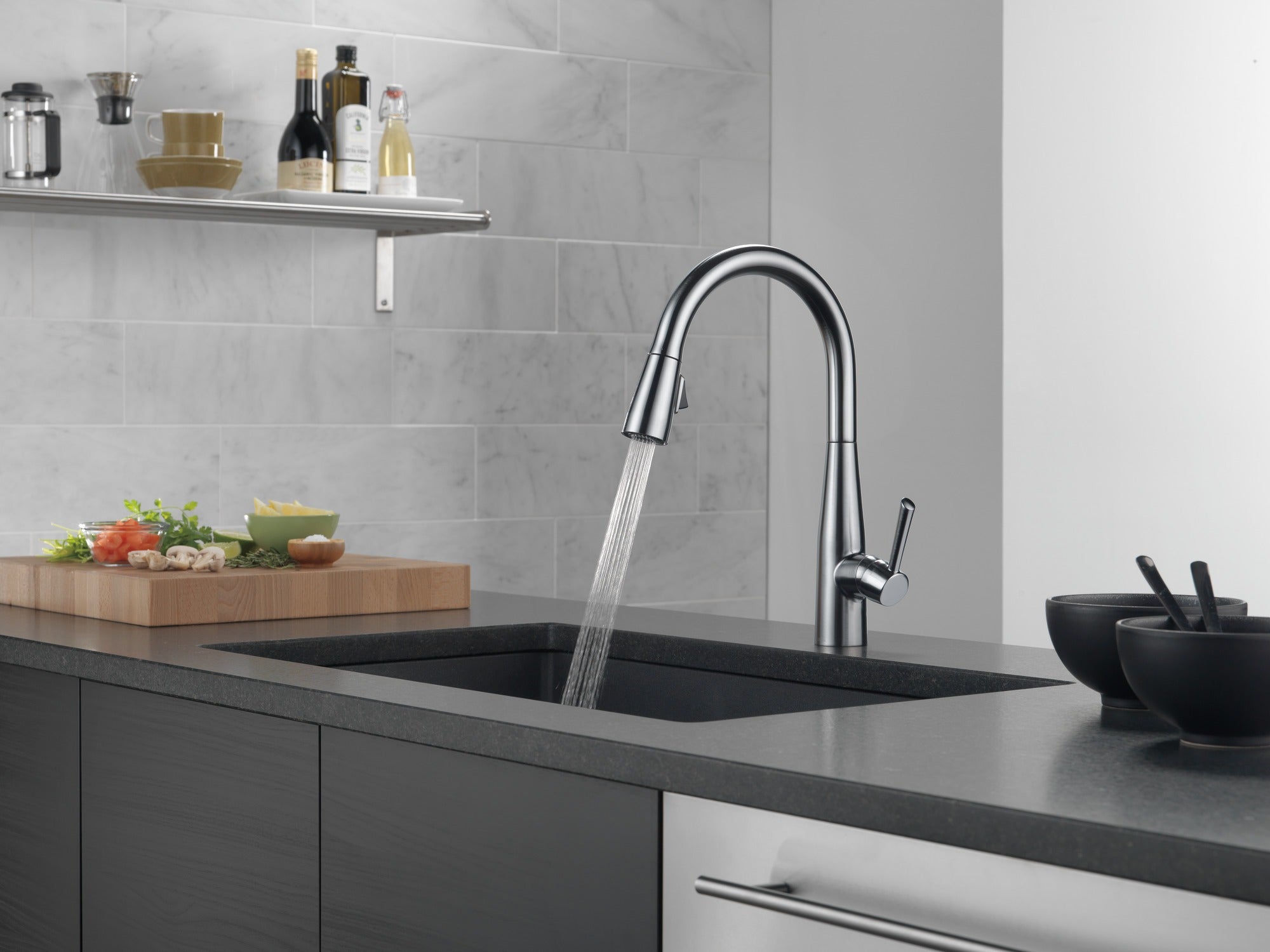 Delta Essa® Single Handle Pull-Down Kitchen Faucet