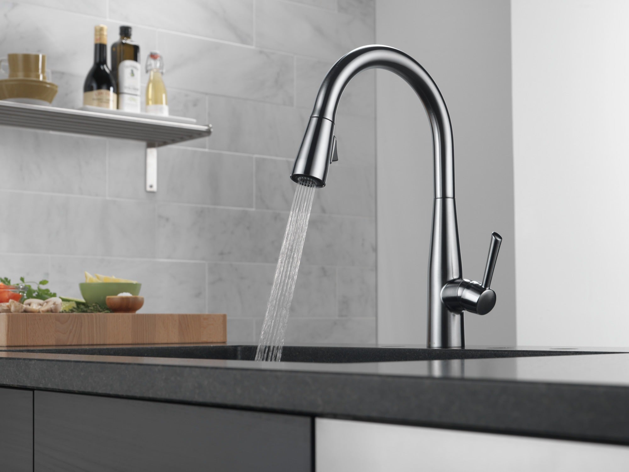 Delta Essa® Single Handle Pull-Down Kitchen Faucet