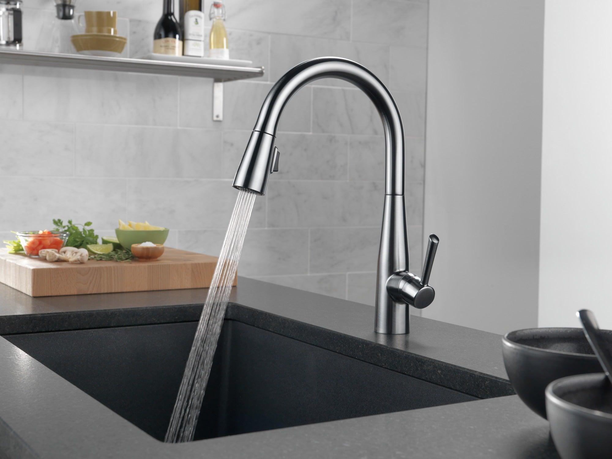 Delta Essa® Single Handle Pull-Down Kitchen Faucet
