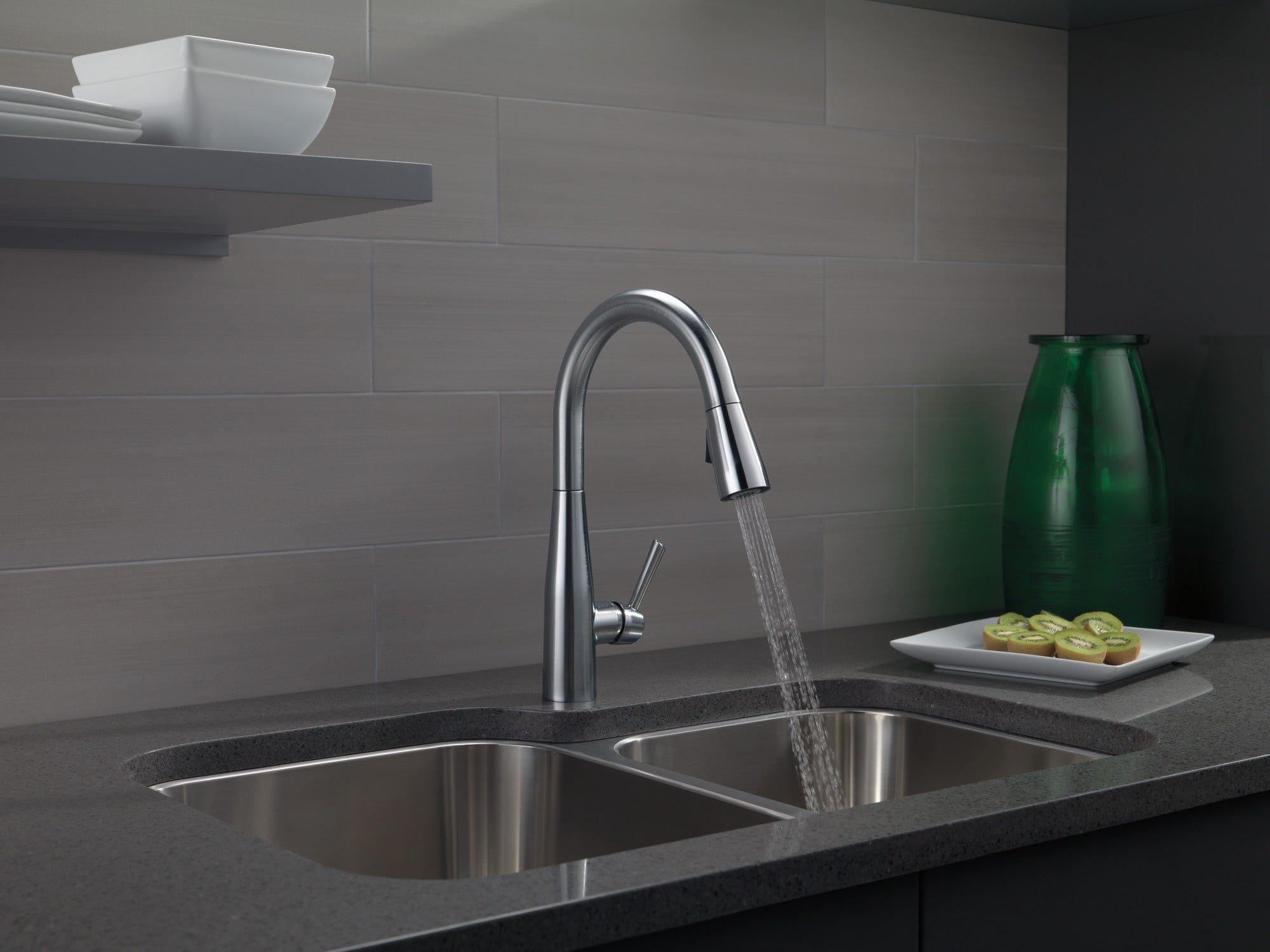 Delta Essa® Single Handle Pull-Down Kitchen Faucet