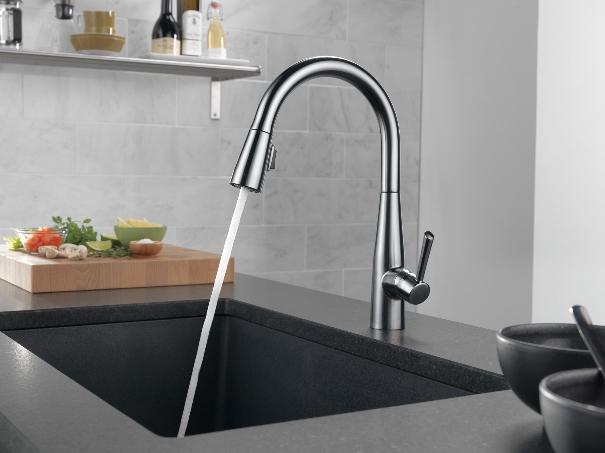 Delta Essa® Single Handle Pull-Down Kitchen Faucet