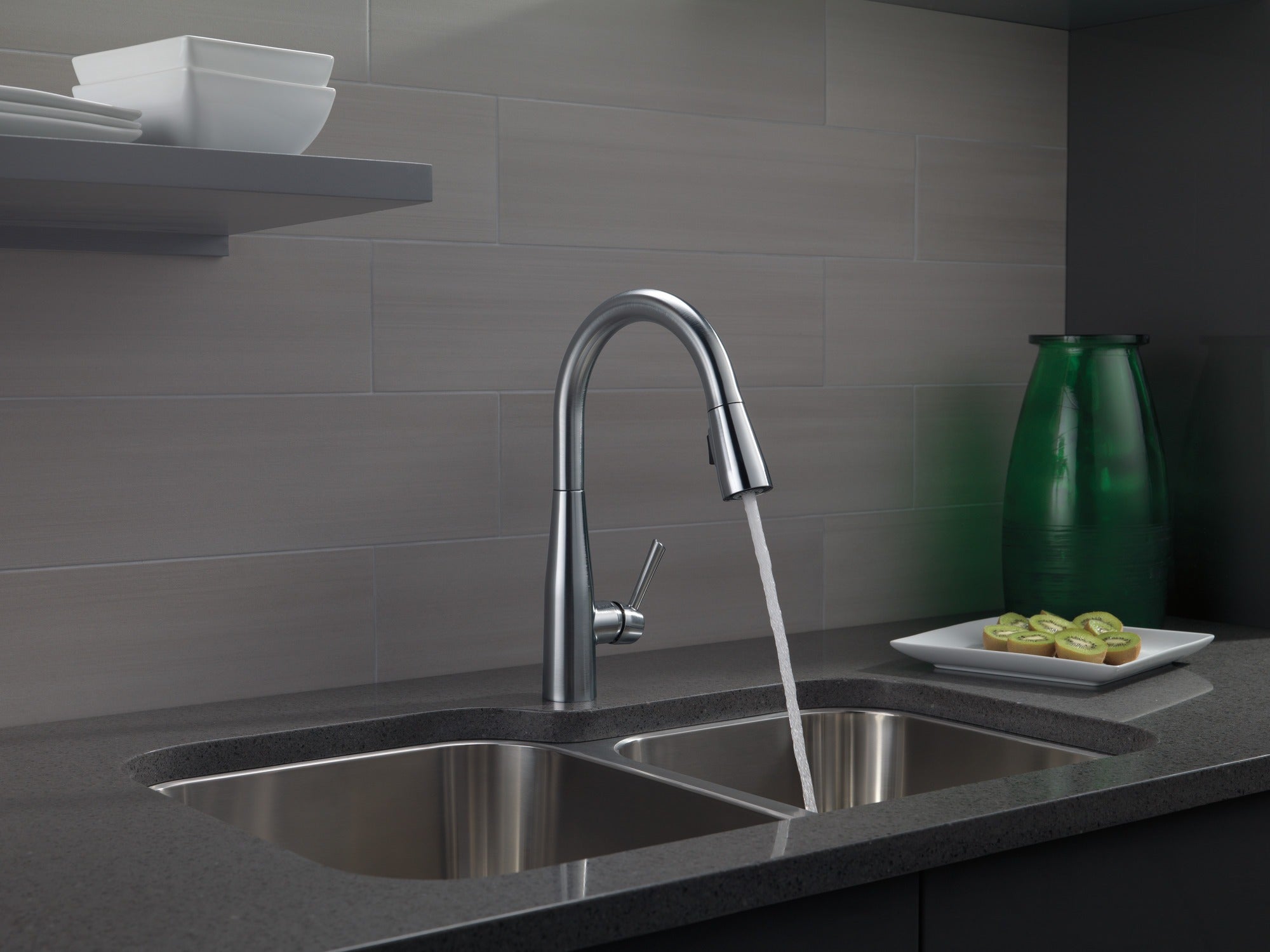 Delta Essa® Single Handle Pull-Down Kitchen Faucet