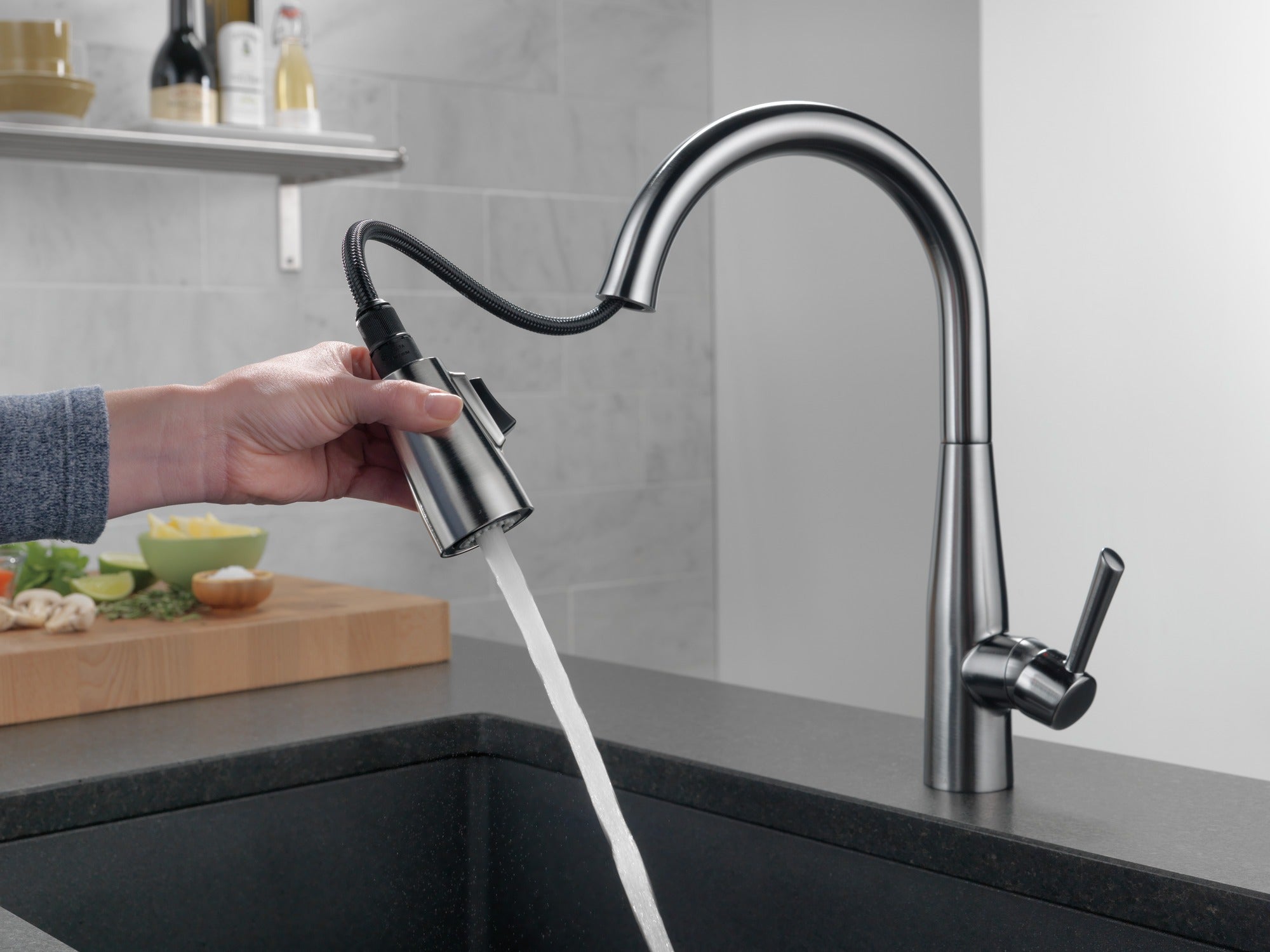 Delta Essa® Single Handle Pull-Down Kitchen Faucet