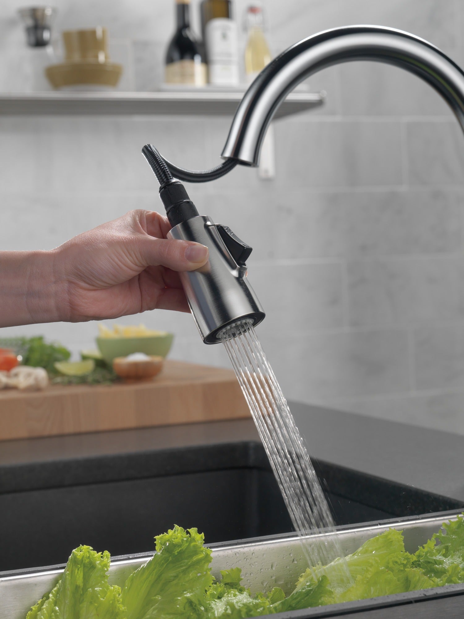 Delta Essa® Single Handle Pull-Down Kitchen Faucet