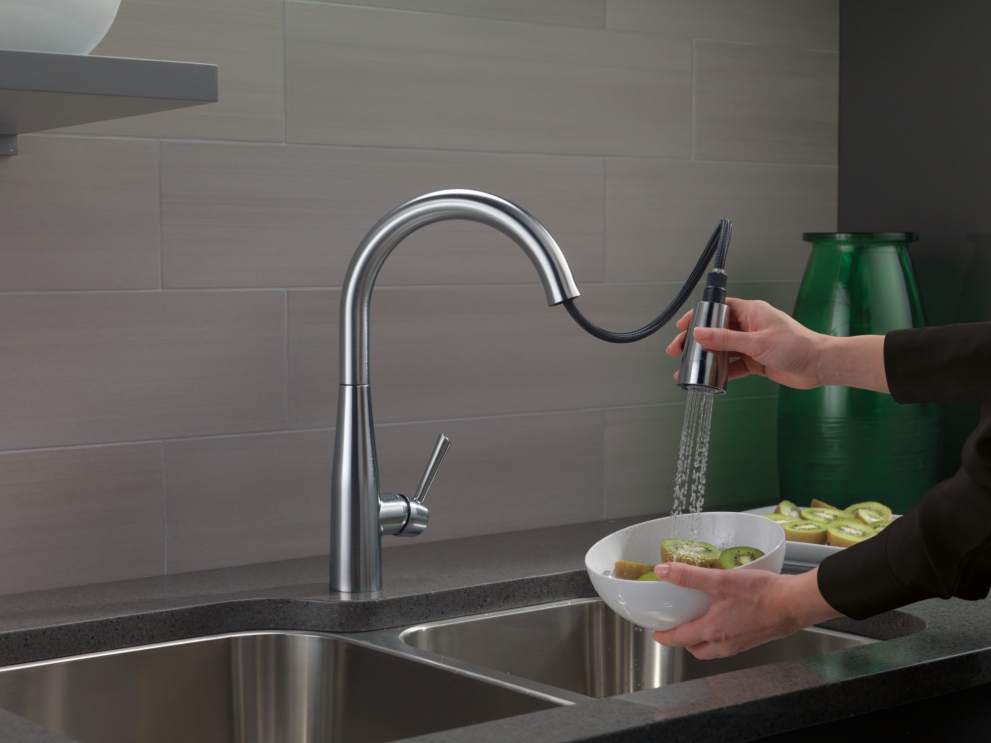 Delta Essa® Single Handle Pull-Down Kitchen Faucet