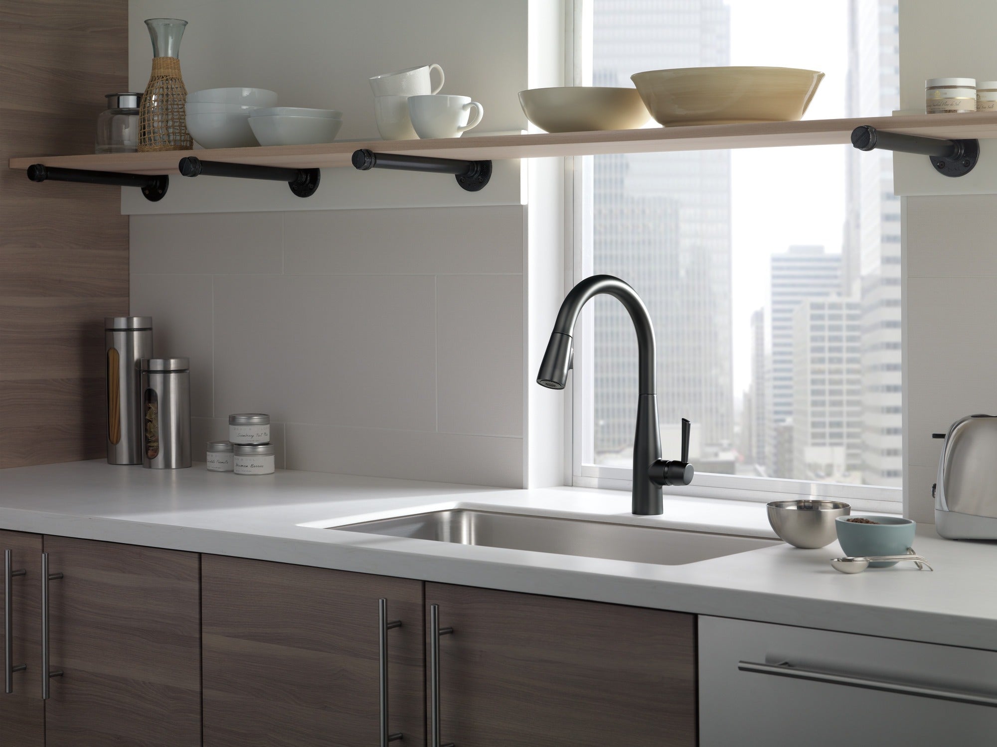 Delta Essa® Single Handle Pull-Down Kitchen Faucet