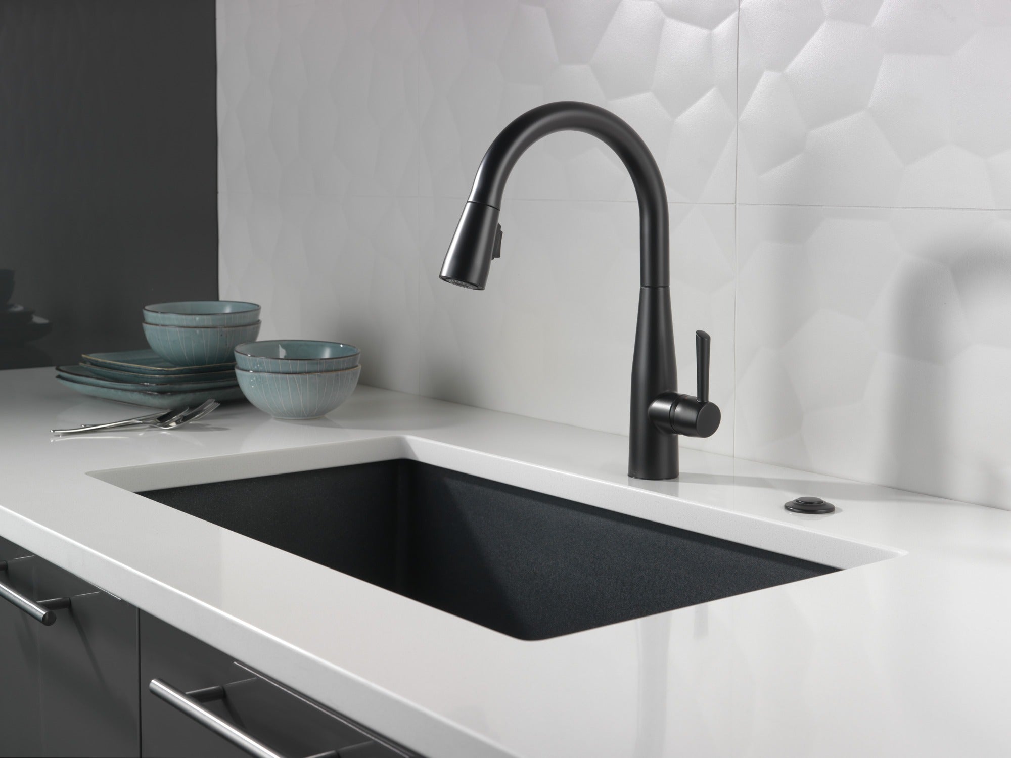 Delta Essa® Single Handle Pull-Down Kitchen Faucet