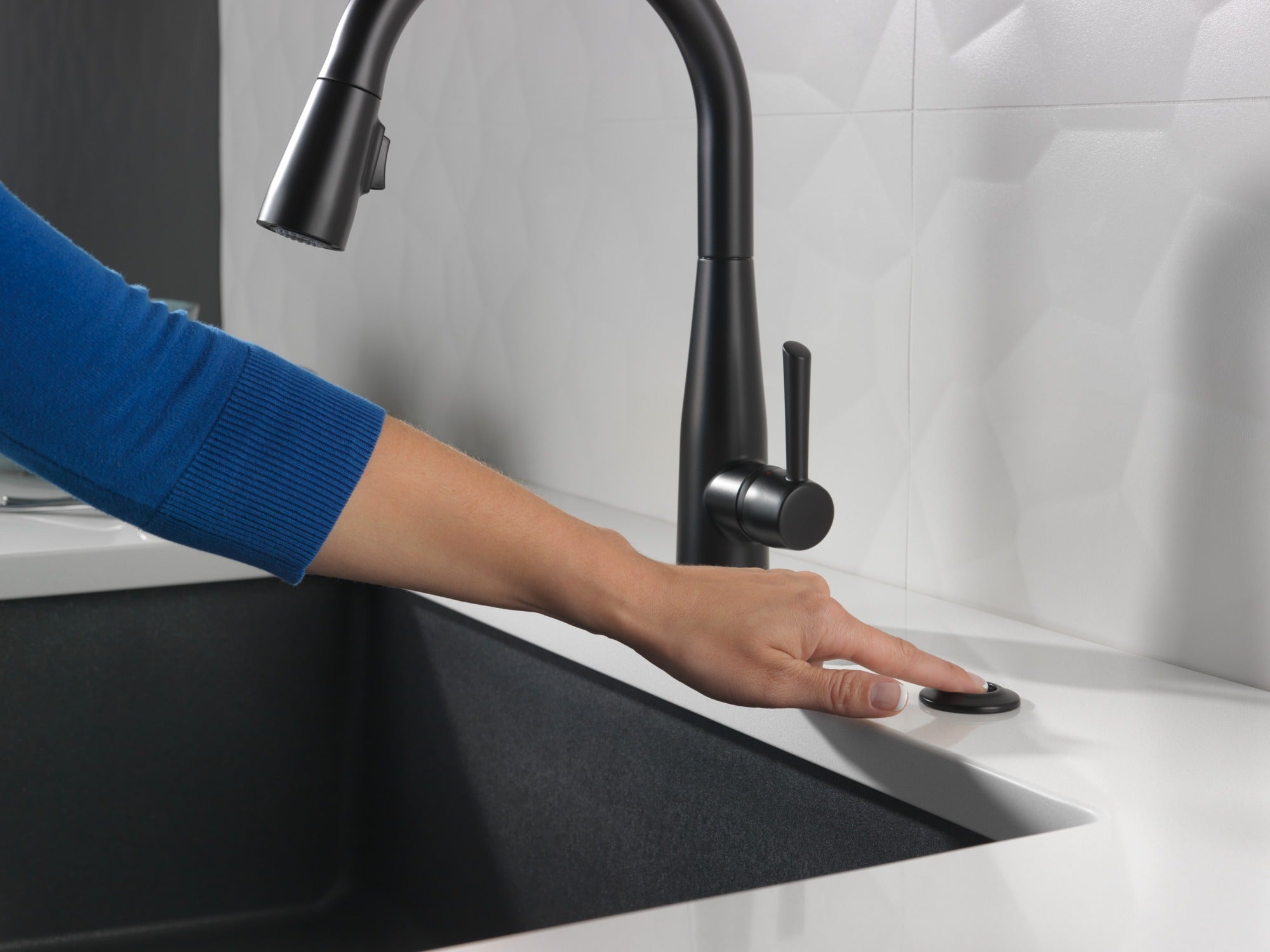 Delta Essa® Single Handle Pull-Down Kitchen Faucet