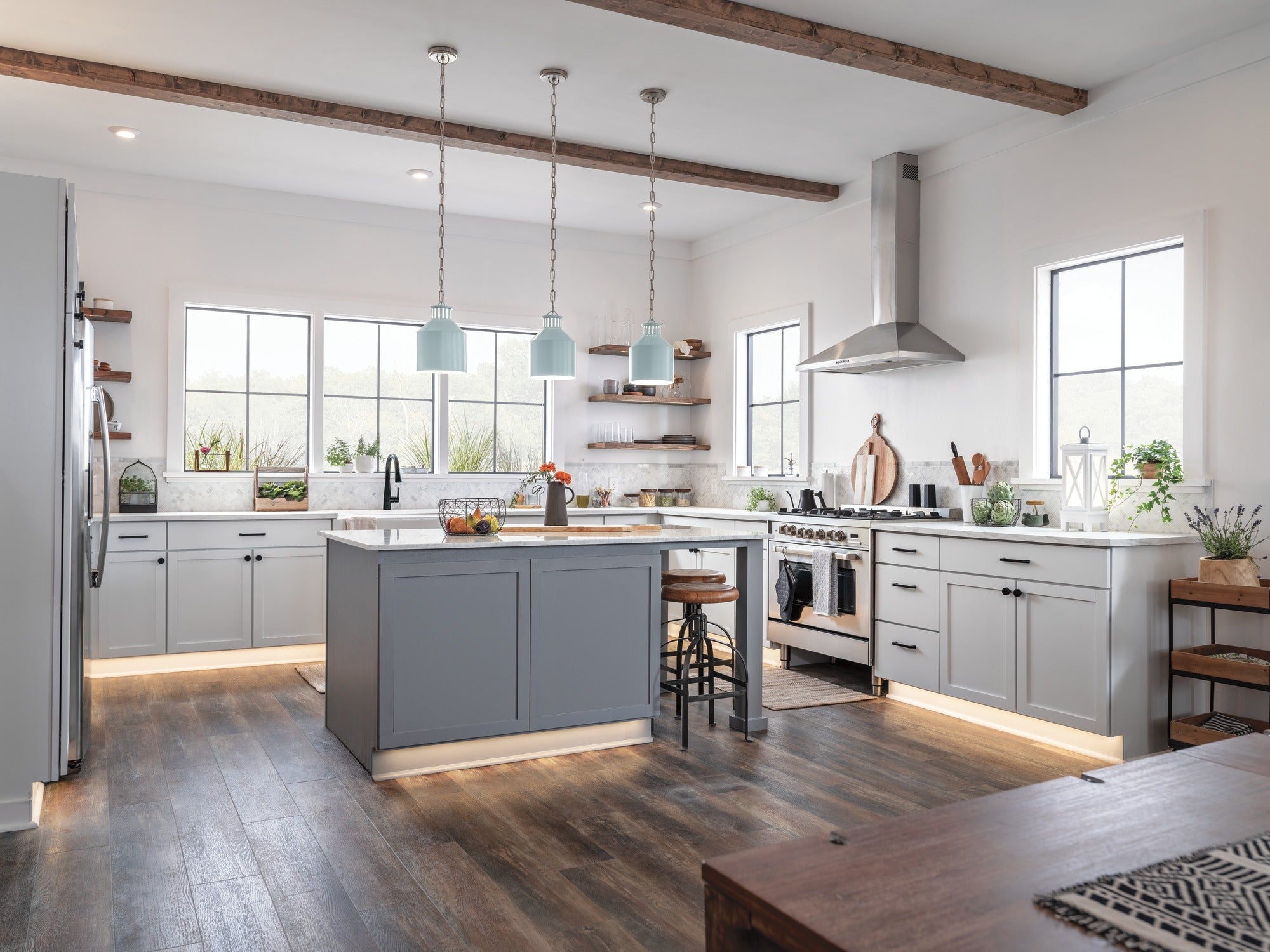 Delta Essa® Single Handle Pull-Down Kitchen Faucet
