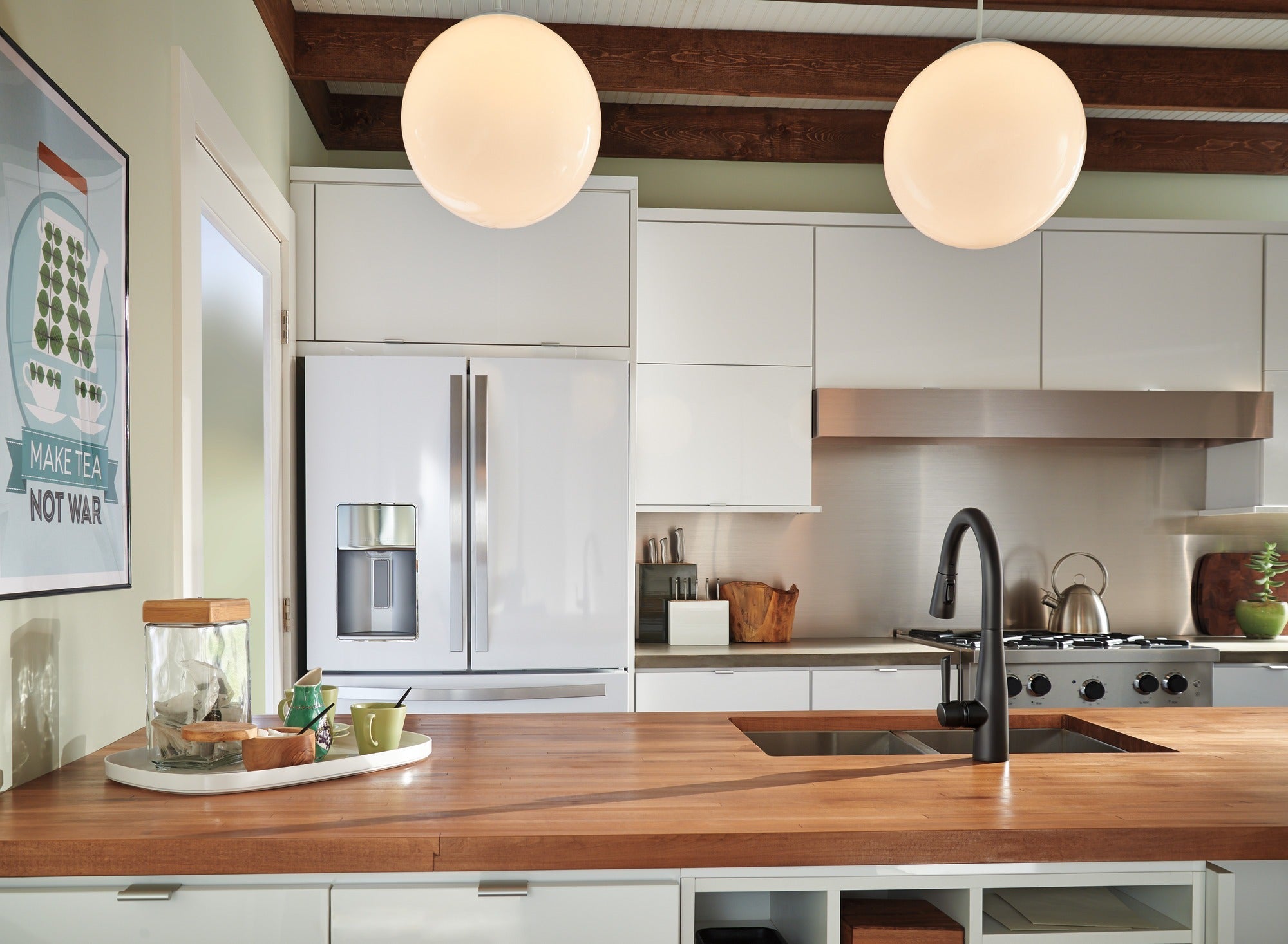 Delta Essa® Single Handle Pull-Down Kitchen Faucet
