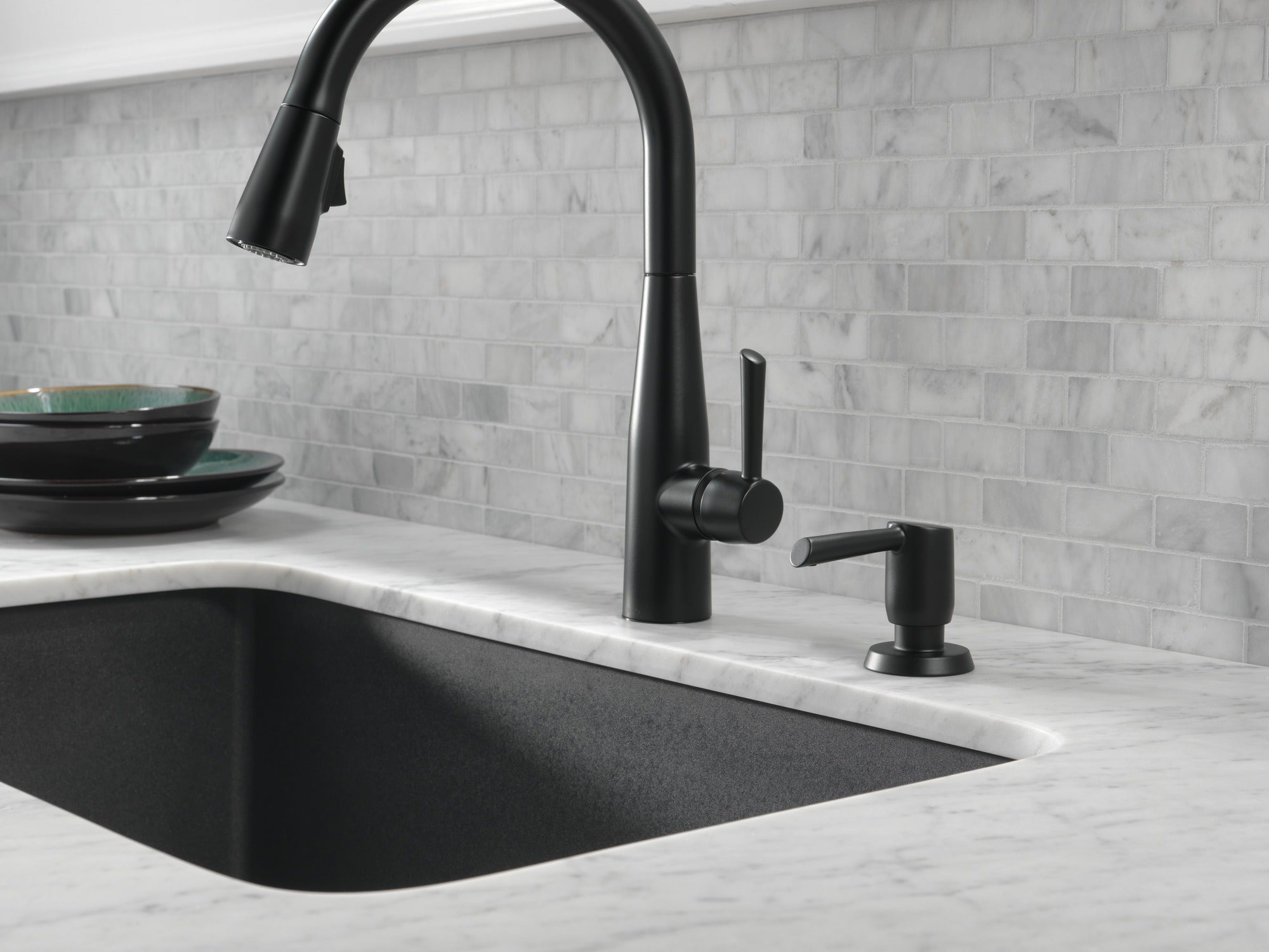 Delta Essa® Single Handle Pull-Down Kitchen Faucet