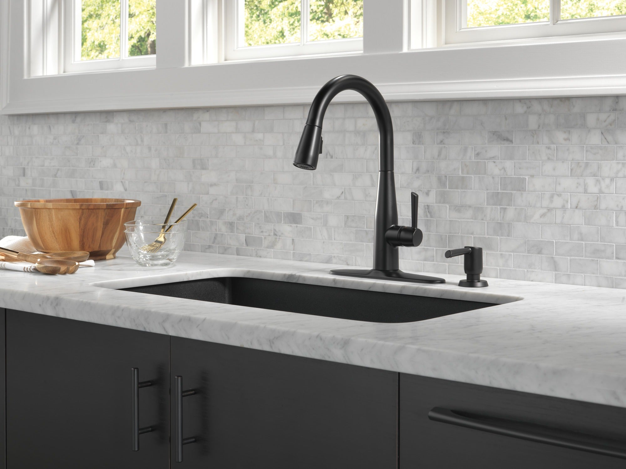 Delta Essa® Single Handle Pull-Down Kitchen Faucet