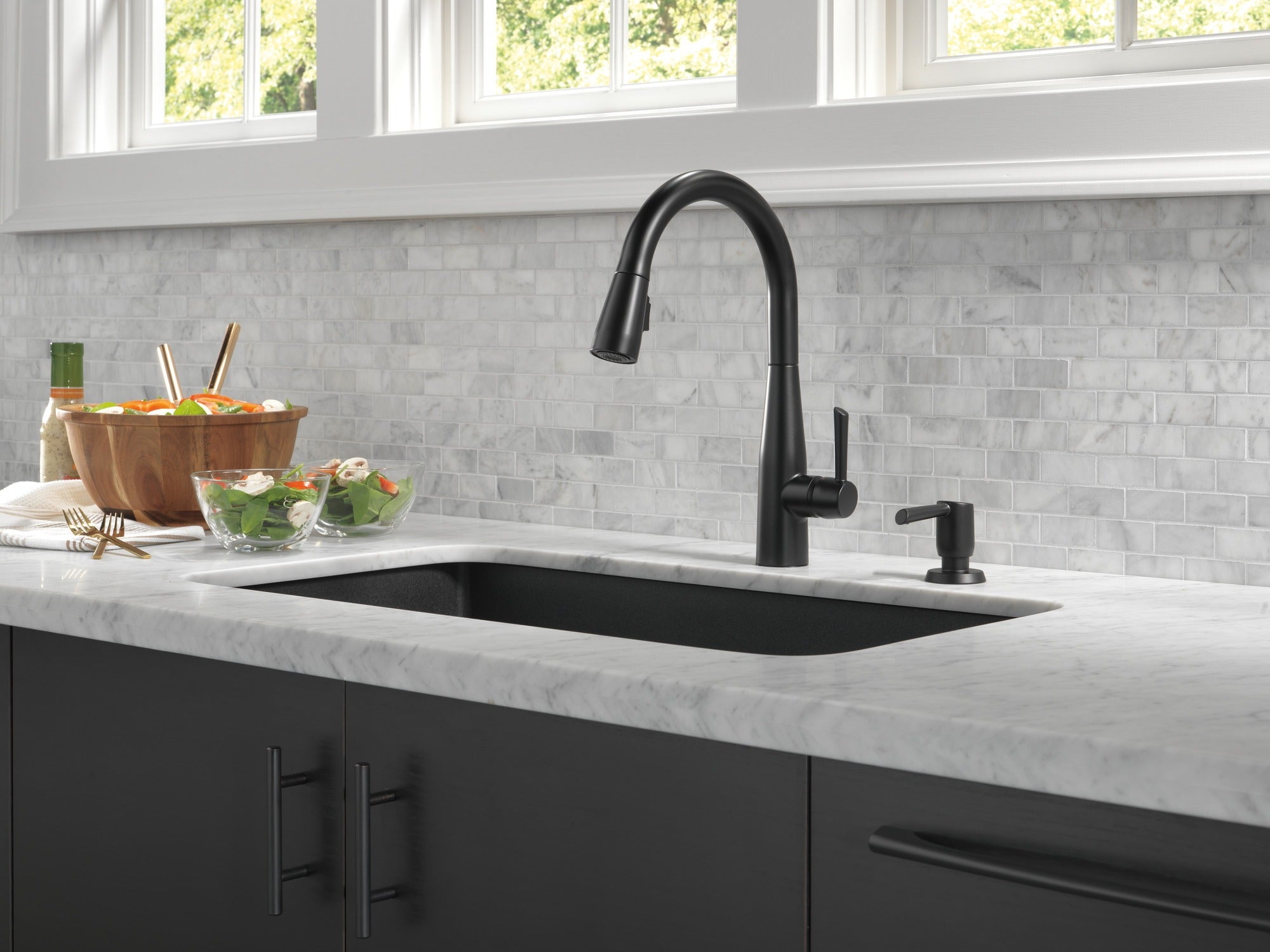 Delta Essa® Single Handle Pull-Down Kitchen Faucet