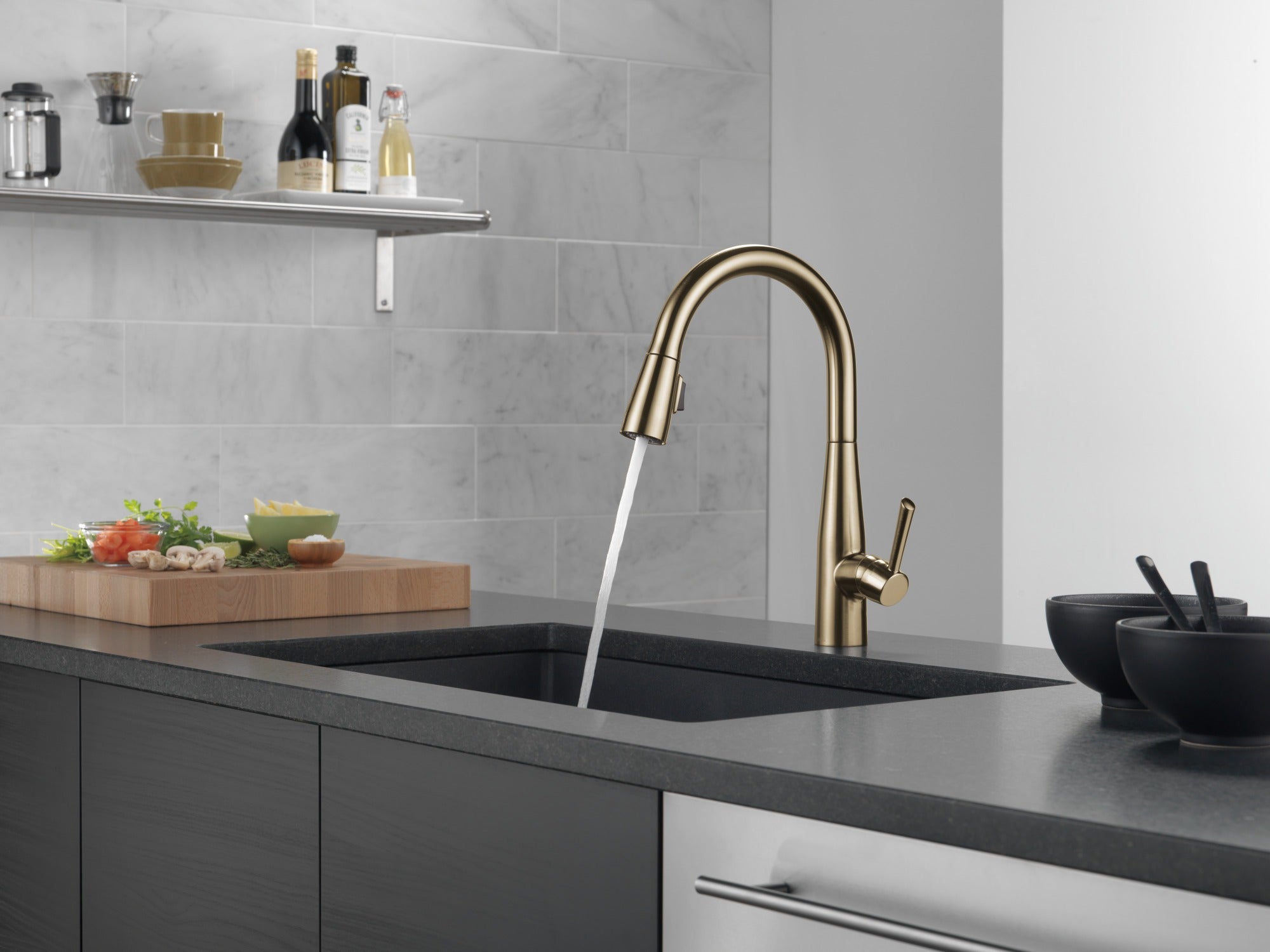 Delta Essa® Single Handle Pull-Down Kitchen Faucet