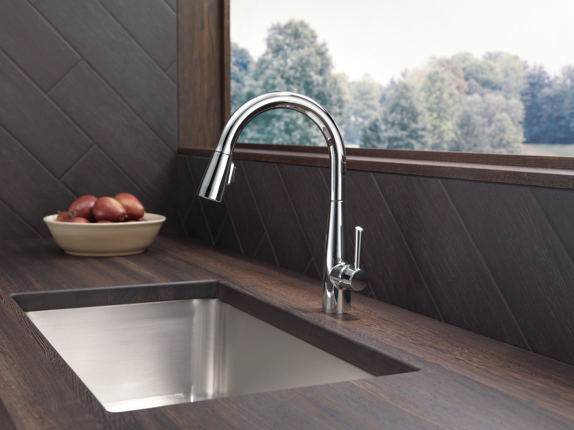 Delta Essa® Single Handle Pull-Down Kitchen Faucet