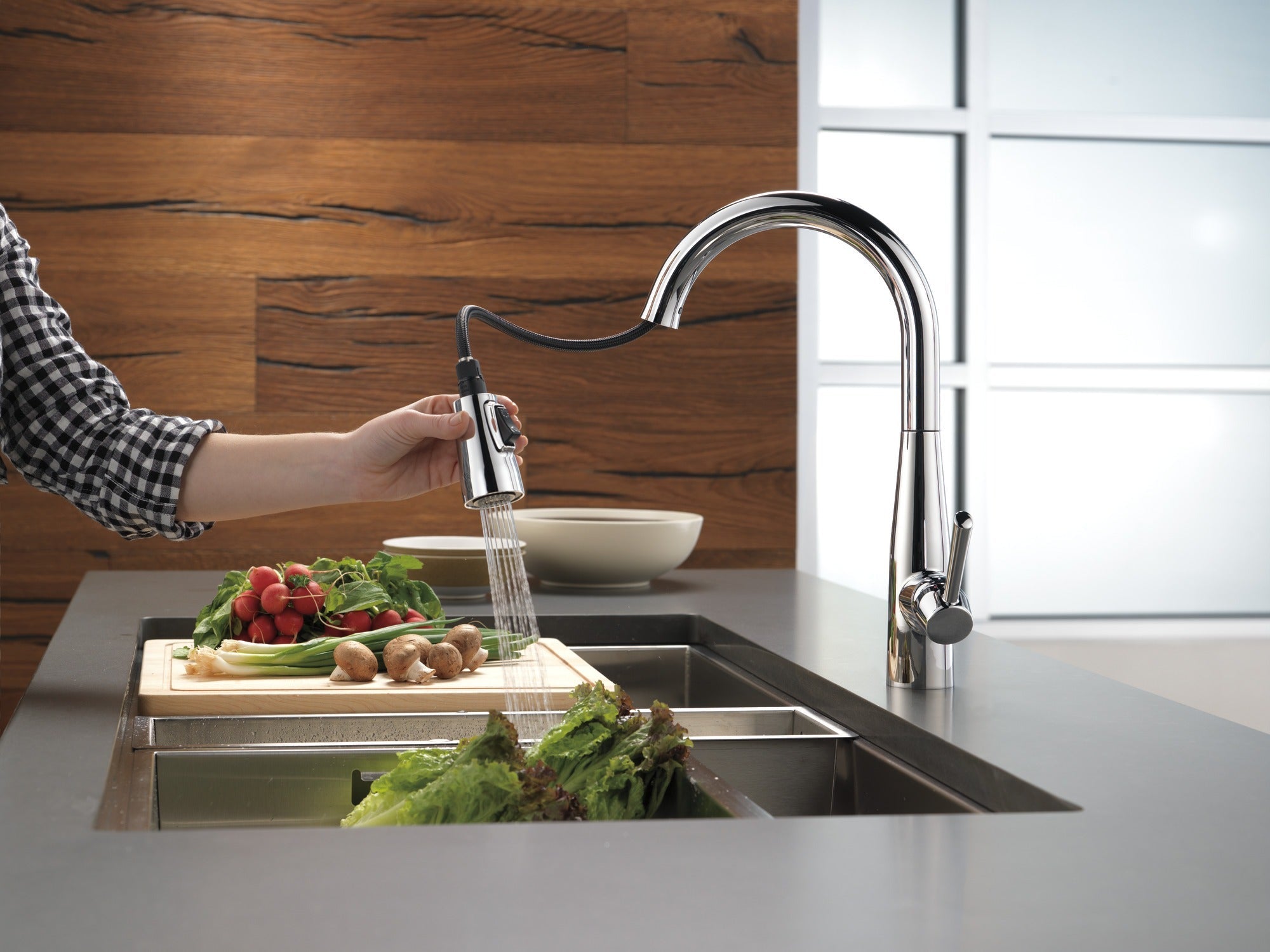 Delta Essa® Single Handle Pull-Down Kitchen Faucet