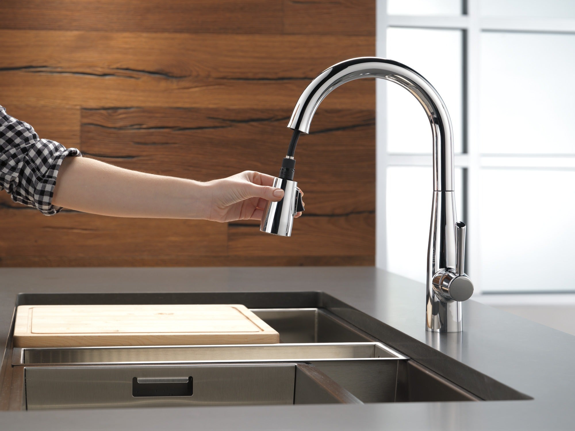 Delta Essa® Single Handle Pull-Down Kitchen Faucet