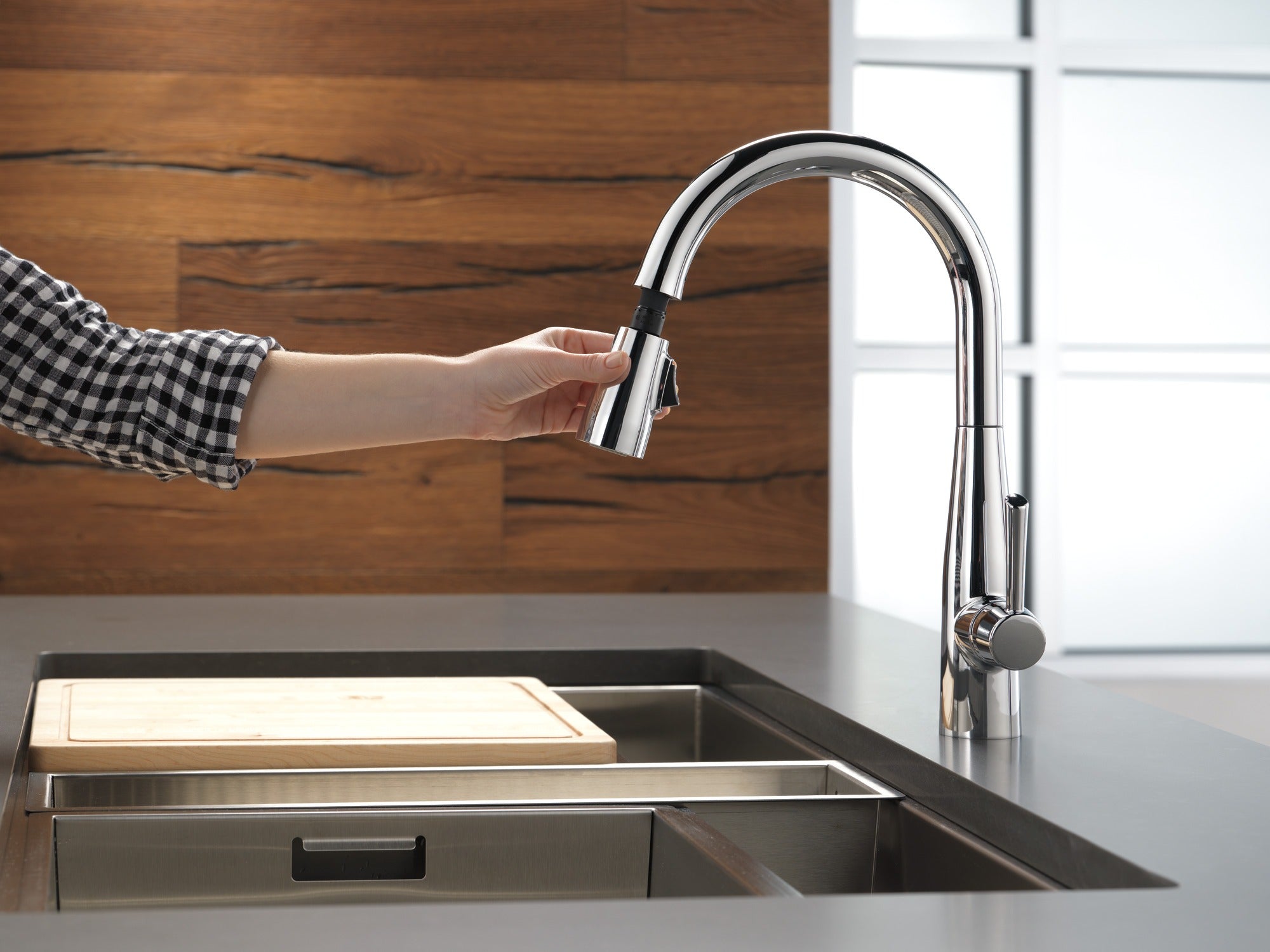 Delta Essa® Single Handle Pull-Down Kitchen Faucet
