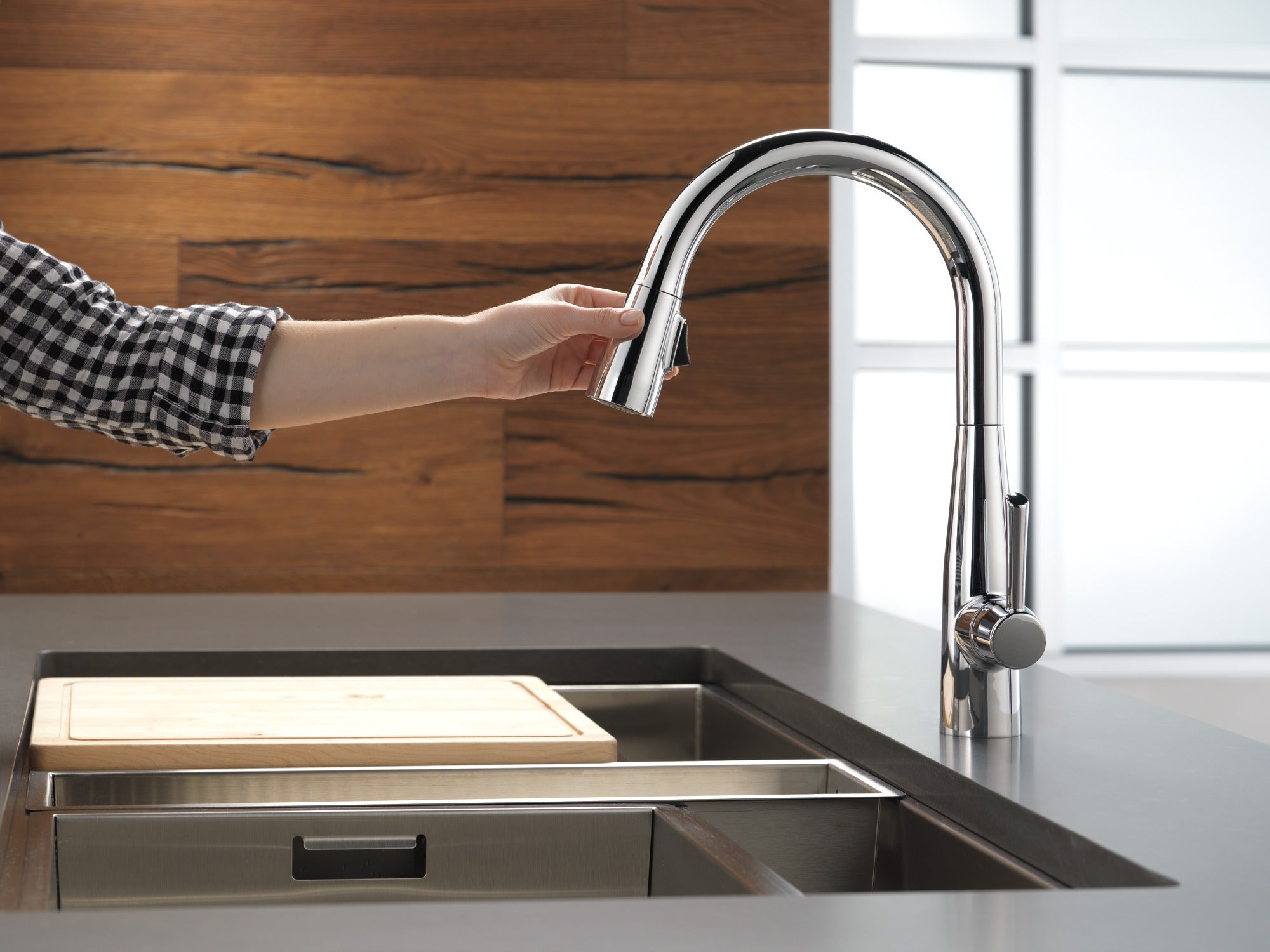 Delta Essa® Single Handle Pull-Down Kitchen Faucet