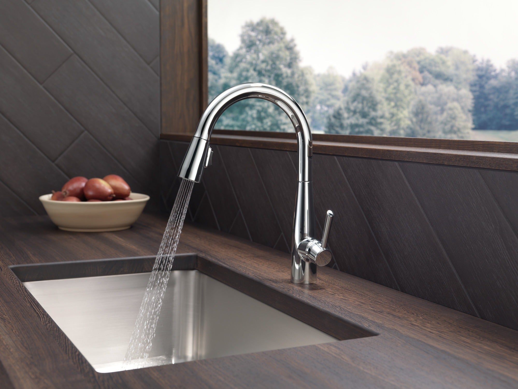 Delta Essa® Single Handle Pull-Down Kitchen Faucet