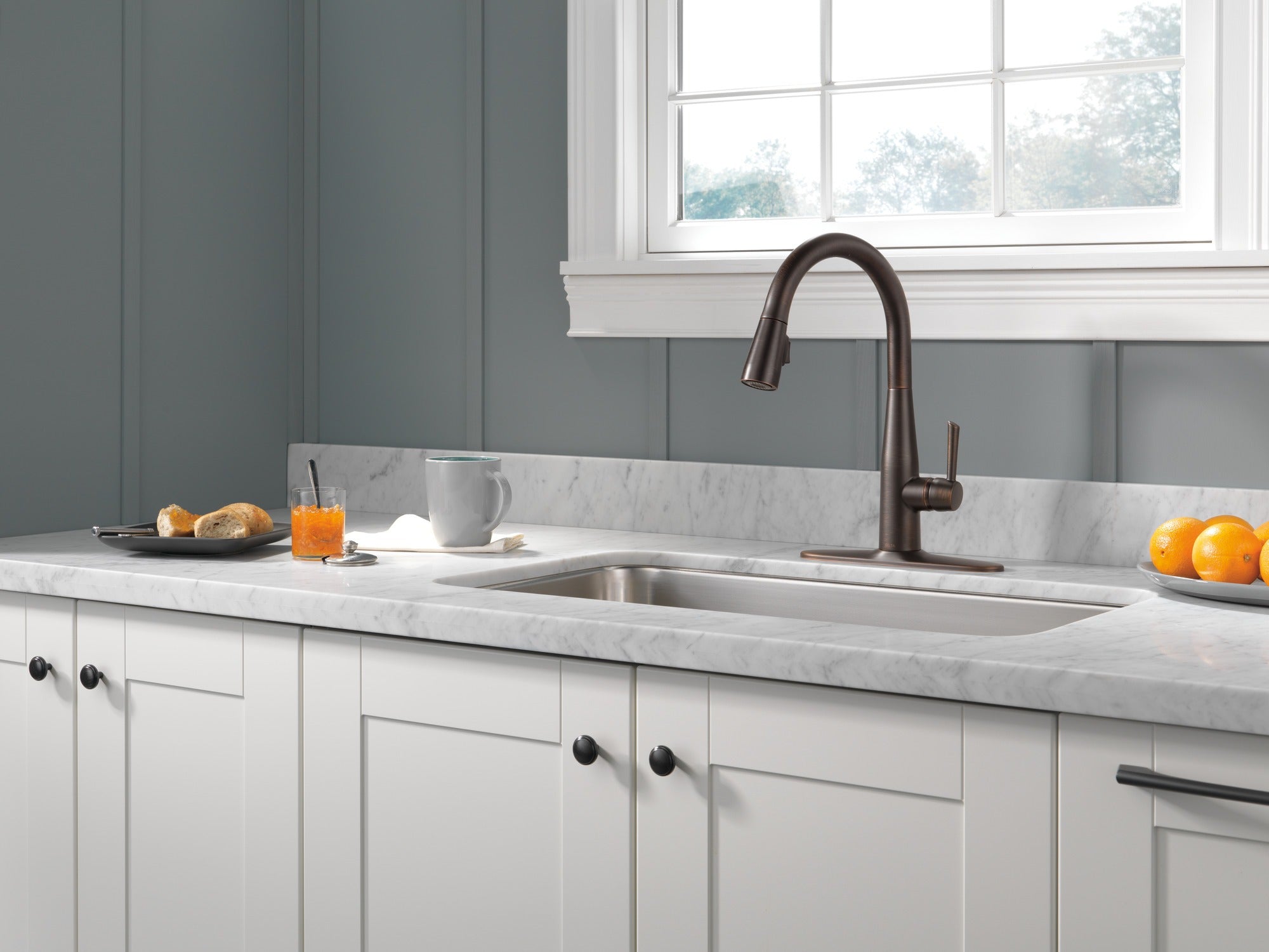 Delta Essa® Single Handle Pull-Down Kitchen Faucet