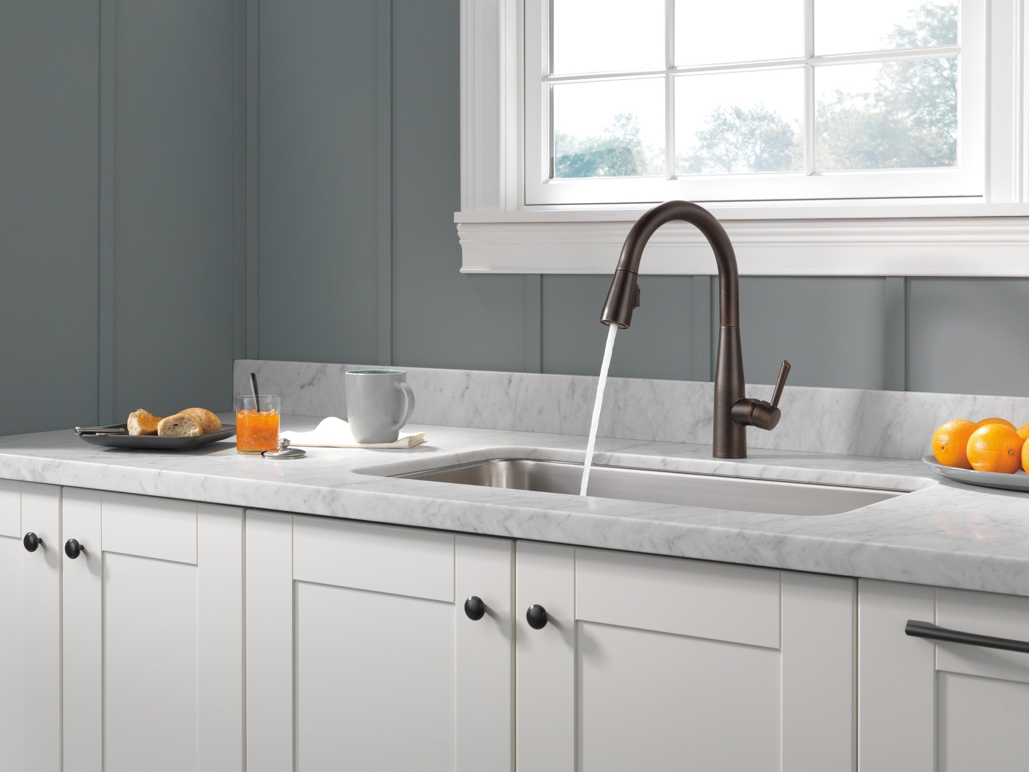 Delta Essa® Single Handle Pull-Down Kitchen Faucet