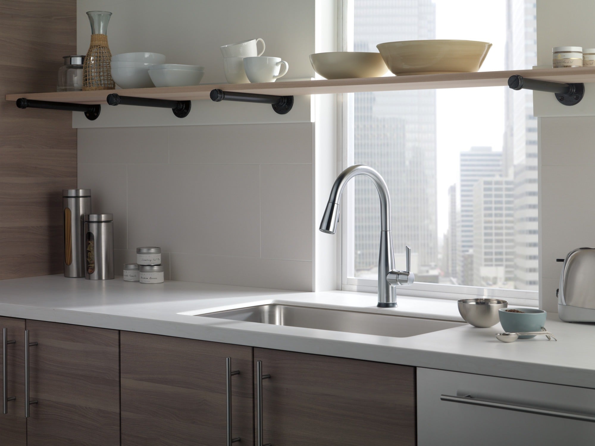 Delta Essa® Single Handle Pull-Down Kitchen Faucet with Touch<sub>2</sub>O® Technology