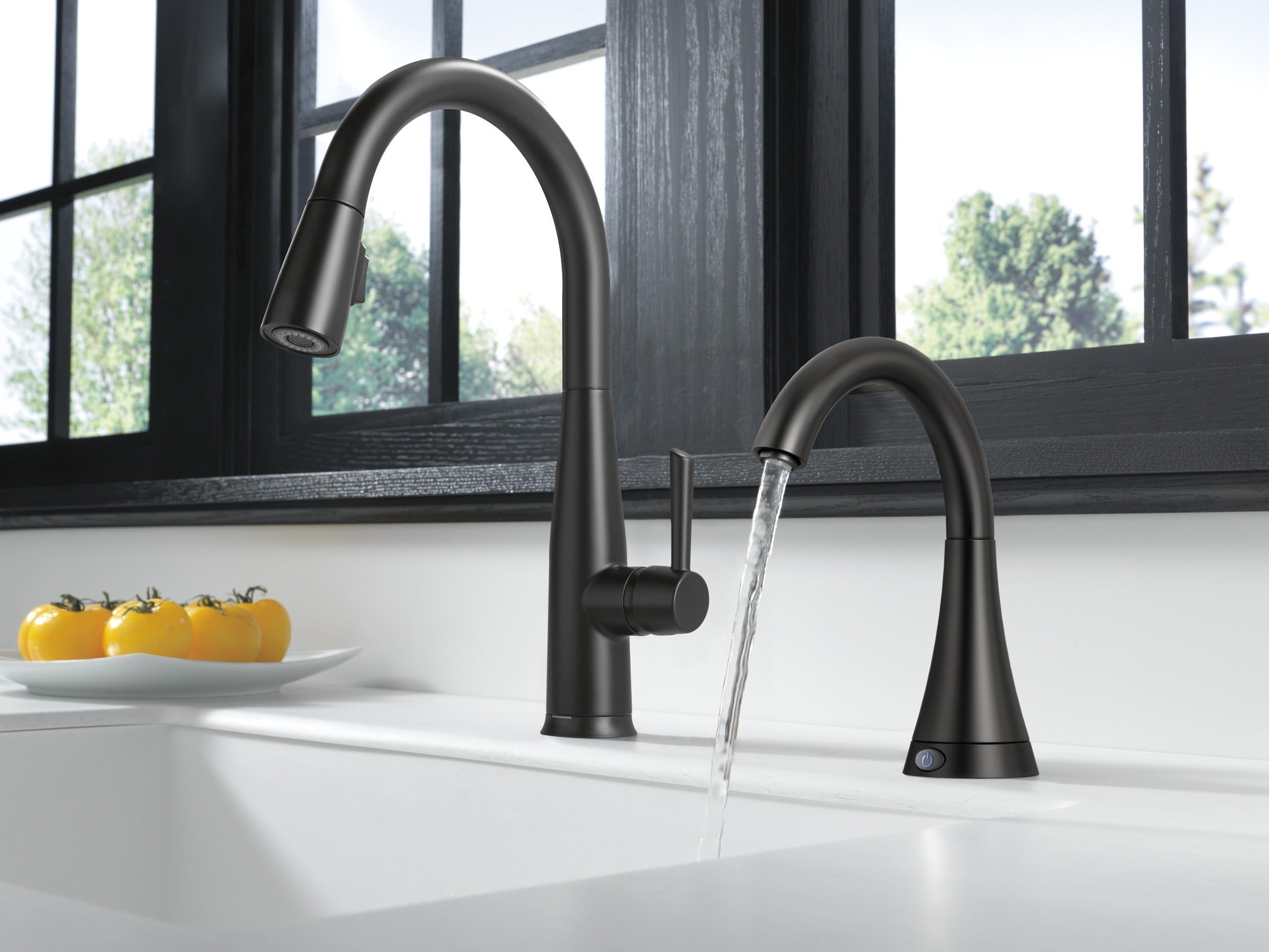 Delta Essa® Single Handle Pull-Down Kitchen Faucet with Touch<sub>2</sub>O® Technology