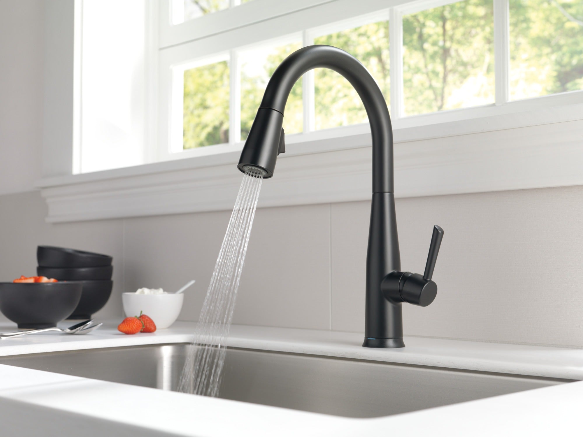 Delta Essa® Single Handle Pull-Down Kitchen Faucet with Touch<sub>2</sub>O® Technology