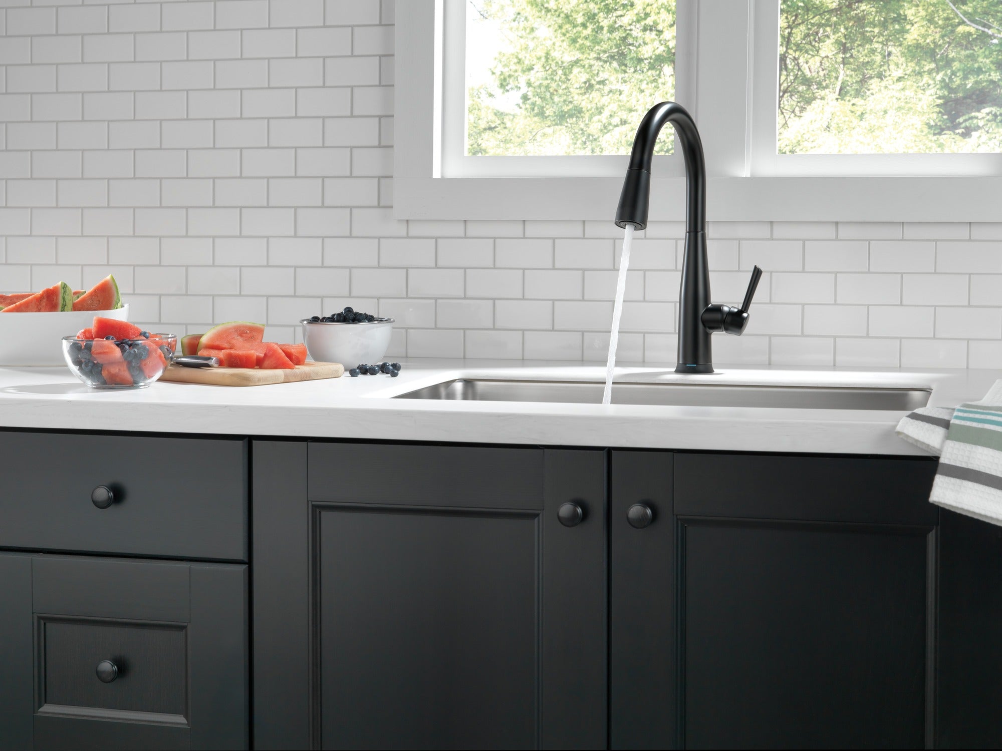 Delta Essa® Single Handle Pull-Down Kitchen Faucet with Touch<sub>2</sub>O® Technology