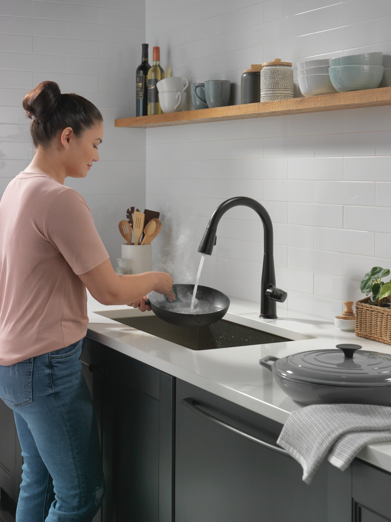 Delta Essa® Single Handle Pull-Down Kitchen Faucet with Touch<sub>2</sub>O® Technology