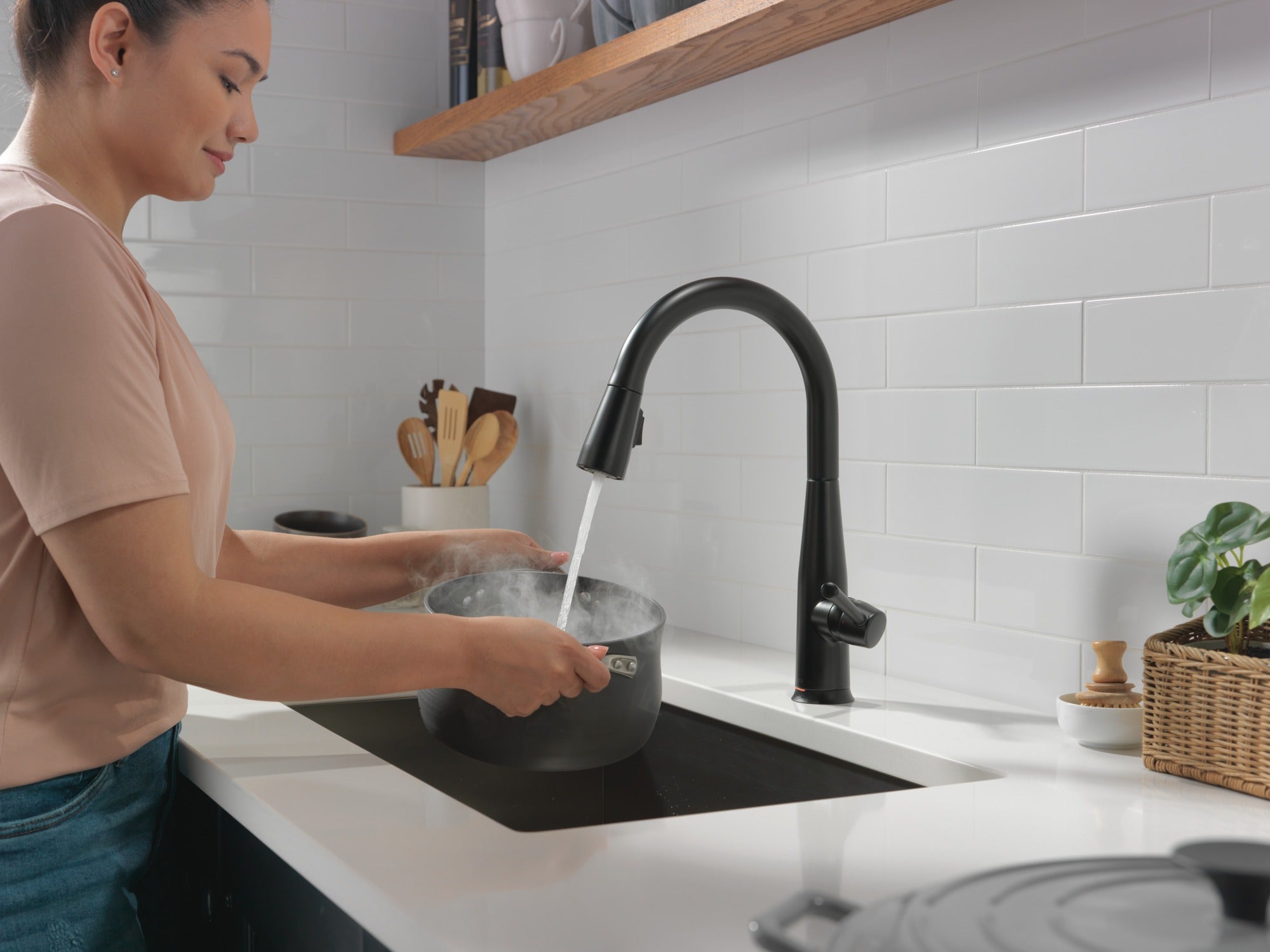 Delta Essa® Single Handle Pull-Down Kitchen Faucet with Touch<sub>2</sub>O® Technology