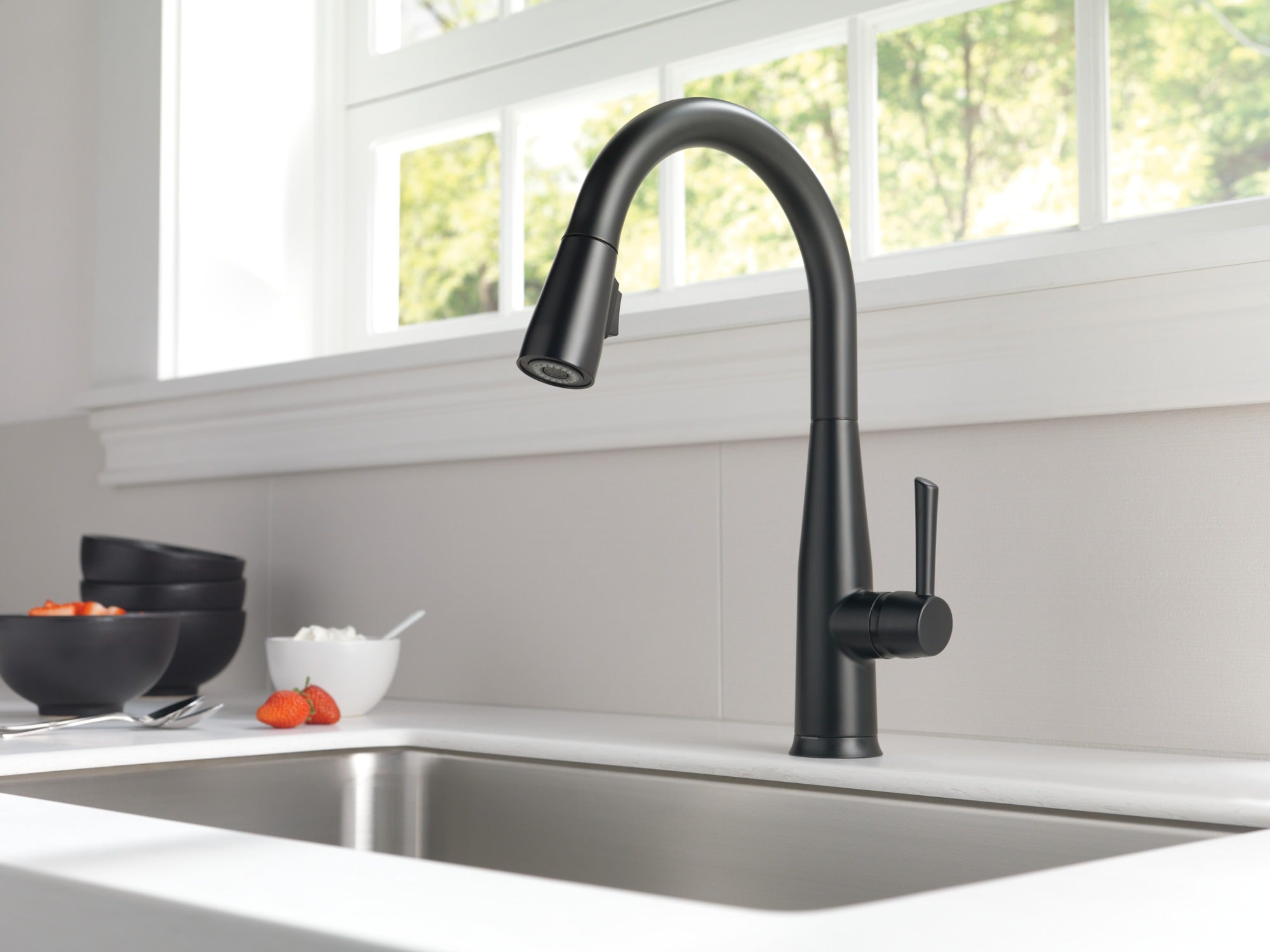 Delta Essa® Single Handle Pull-Down Kitchen Faucet with Touch<sub>2</sub>O® Technology