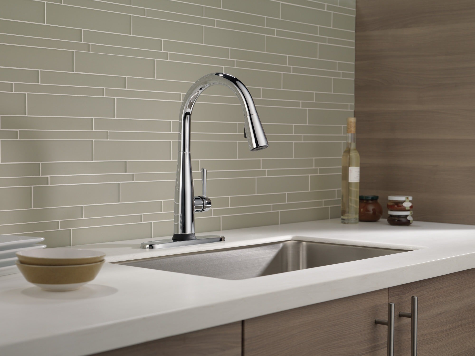 Delta Essa® Single Handle Pull-Down Kitchen Faucet with Touch<sub>2</sub>O® Technology