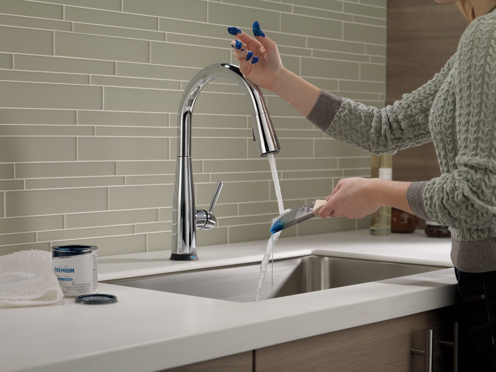 Delta Essa® Single Handle Pull-Down Kitchen Faucet with Touch<sub>2</sub>O® Technology