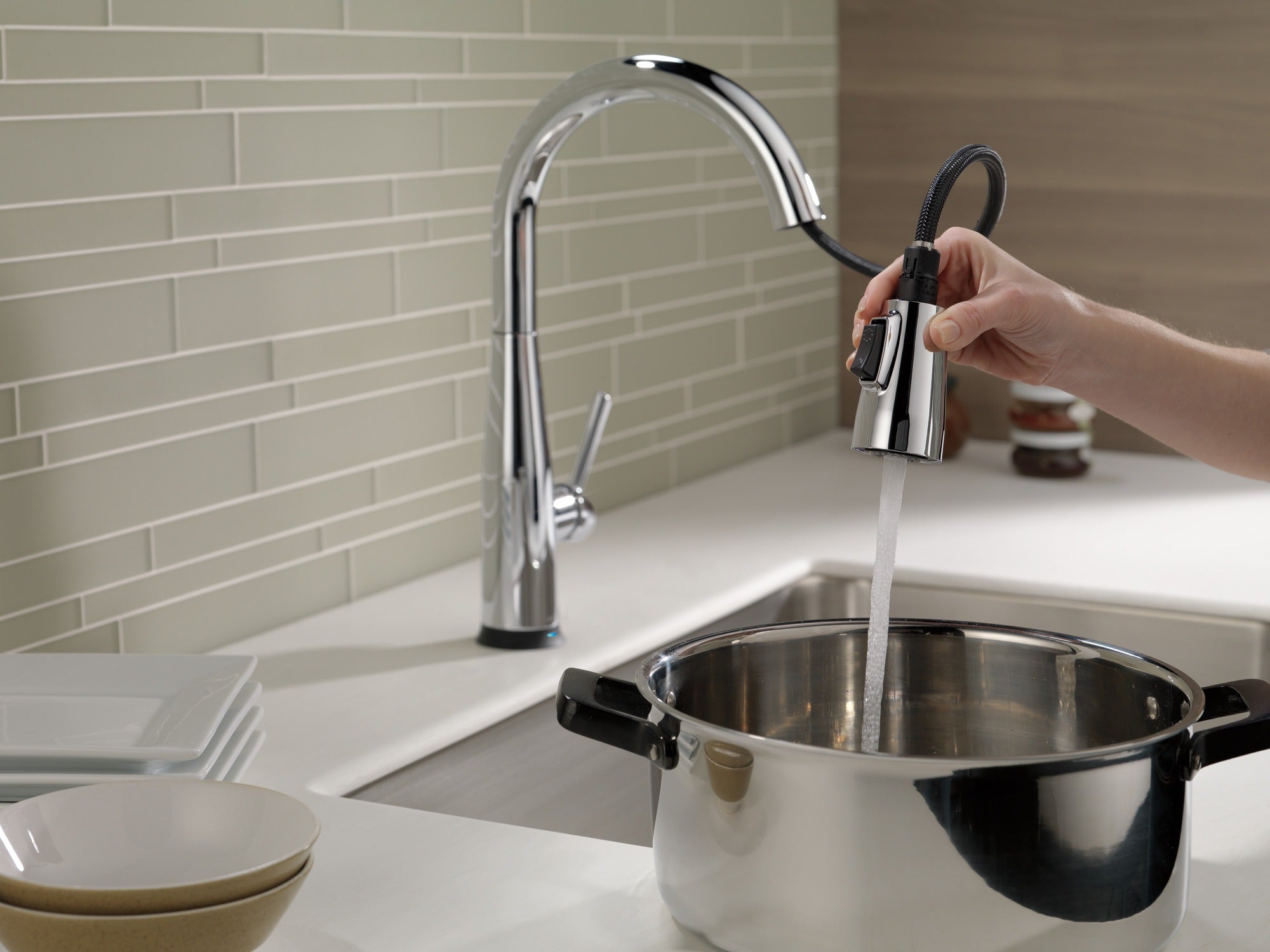 Delta Essa® Single Handle Pull-Down Kitchen Faucet with Touch<sub>2</sub>O® Technology