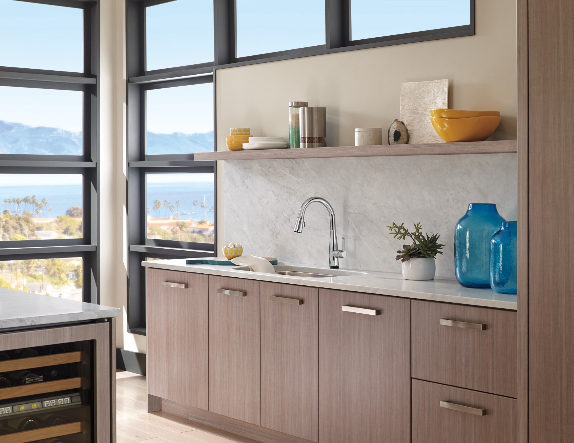 Delta Essa® Single Handle Pull-Down Kitchen Faucet with Touch<sub>2</sub>O® Technology