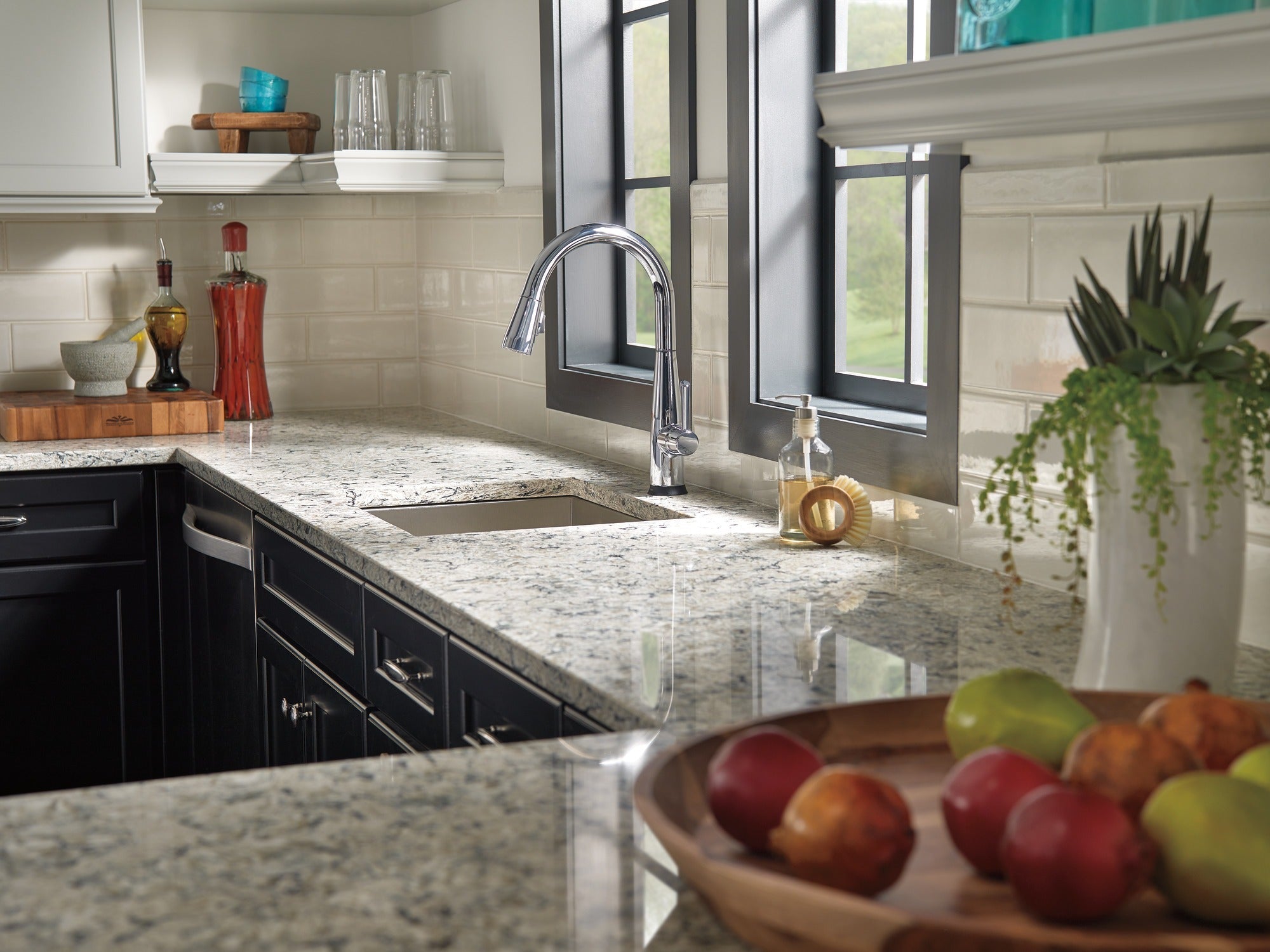 Delta Essa® Single Handle Pull-Down Kitchen Faucet with Touch<sub>2</sub>O® Technology