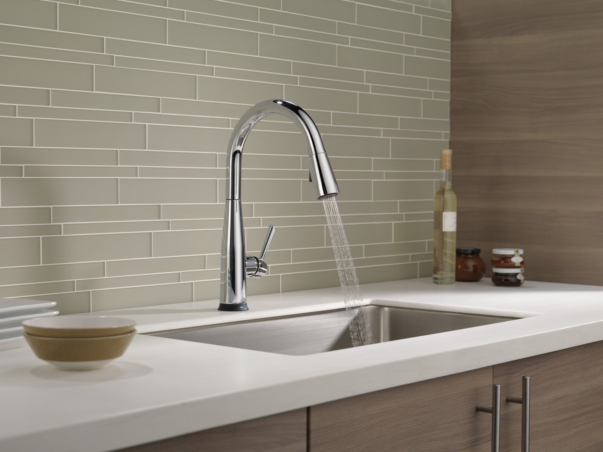 Delta Essa® Single Handle Pull-Down Kitchen Faucet with Touch<sub>2</sub>O® Technology