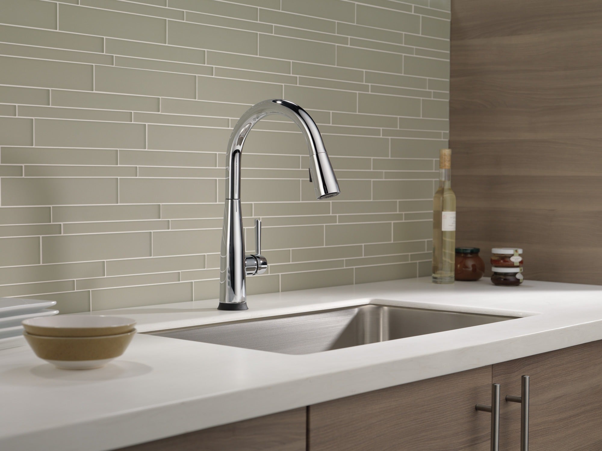 Delta Essa® Single Handle Pull-Down Kitchen Faucet with Touch<sub>2</sub>O® Technology