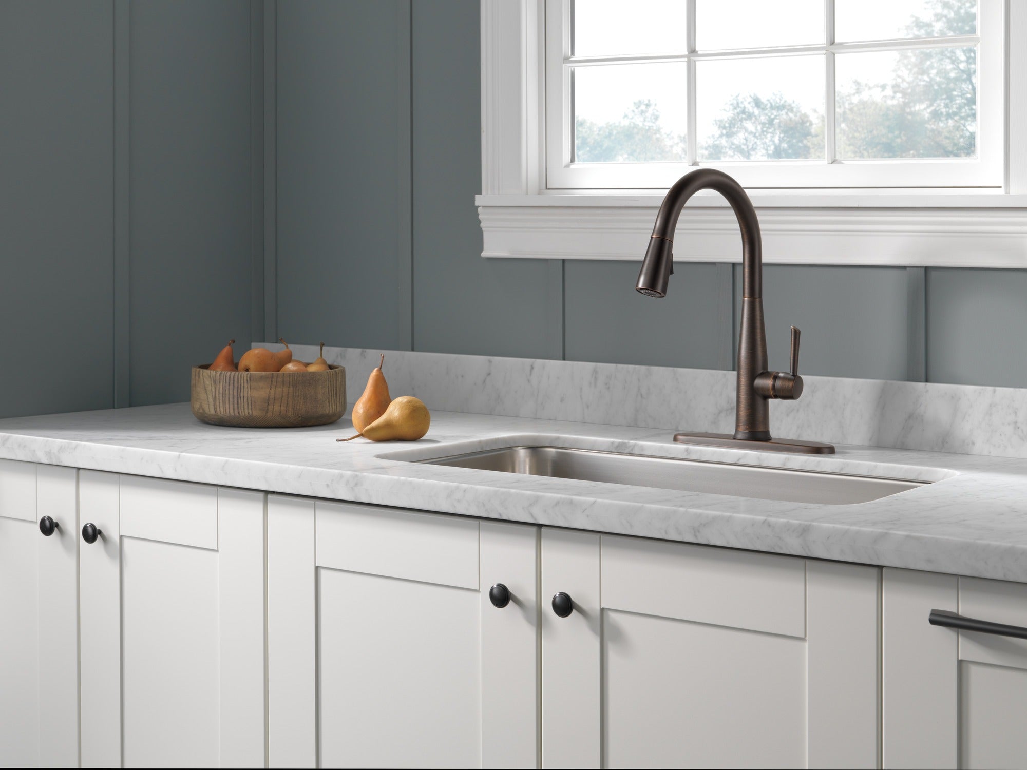 Delta Essa® Single Handle Pull-Down Kitchen Faucet with Touch<sub>2</sub>O® Technology