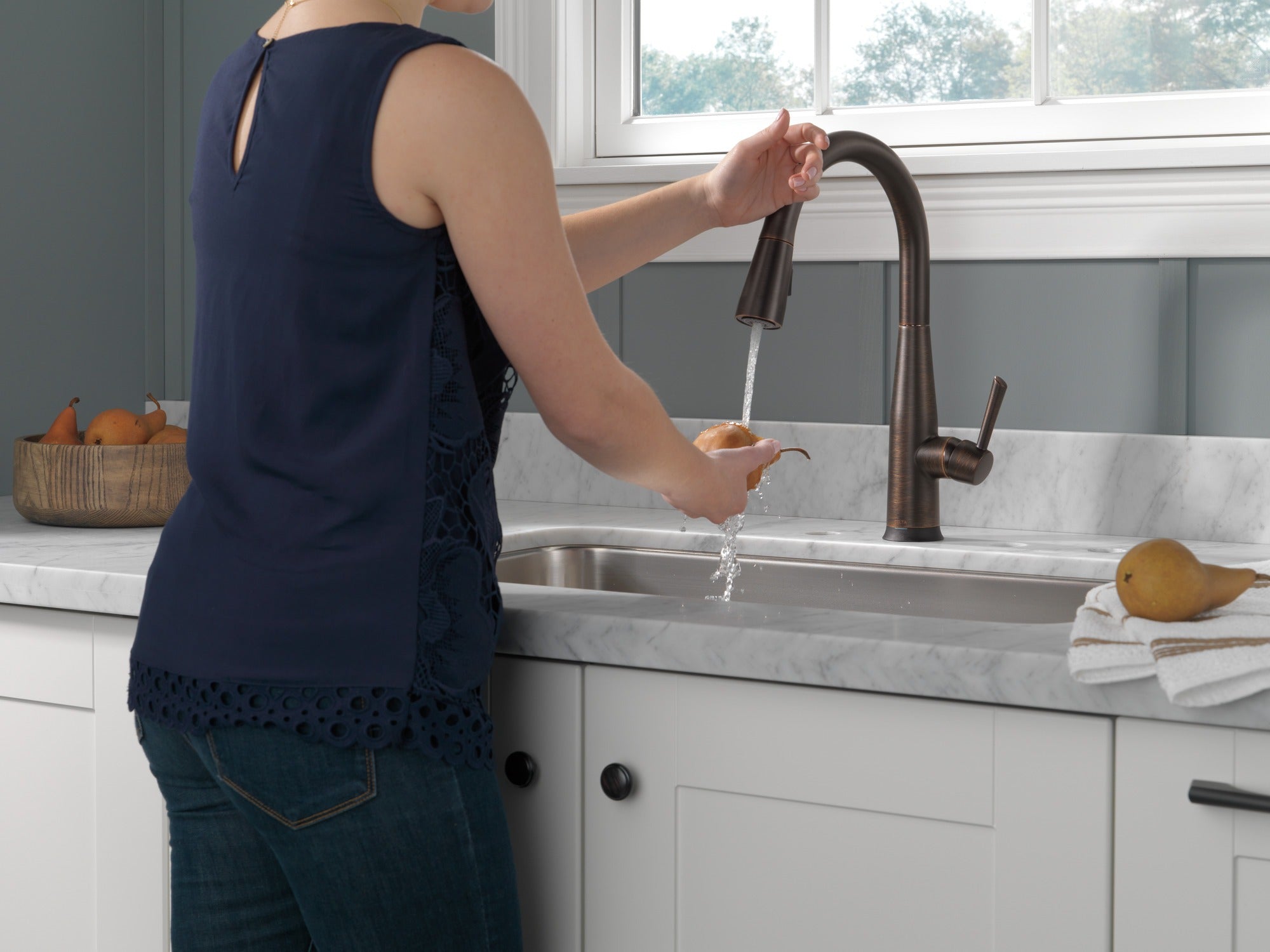 Delta Essa® Single Handle Pull-Down Kitchen Faucet with Touch<sub>2</sub>O® Technology