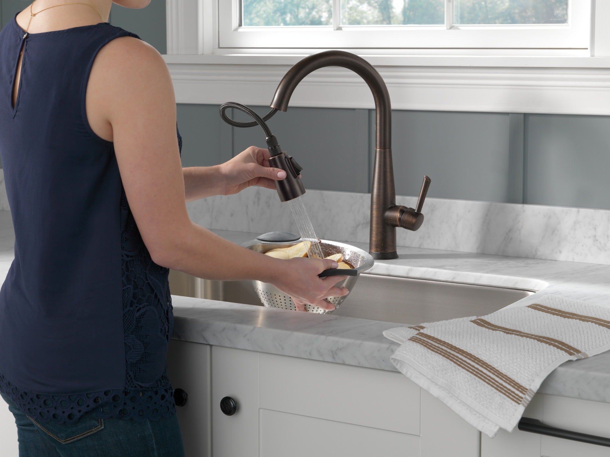 Delta Essa® Single Handle Pull-Down Kitchen Faucet with Touch<sub>2</sub>O® Technology