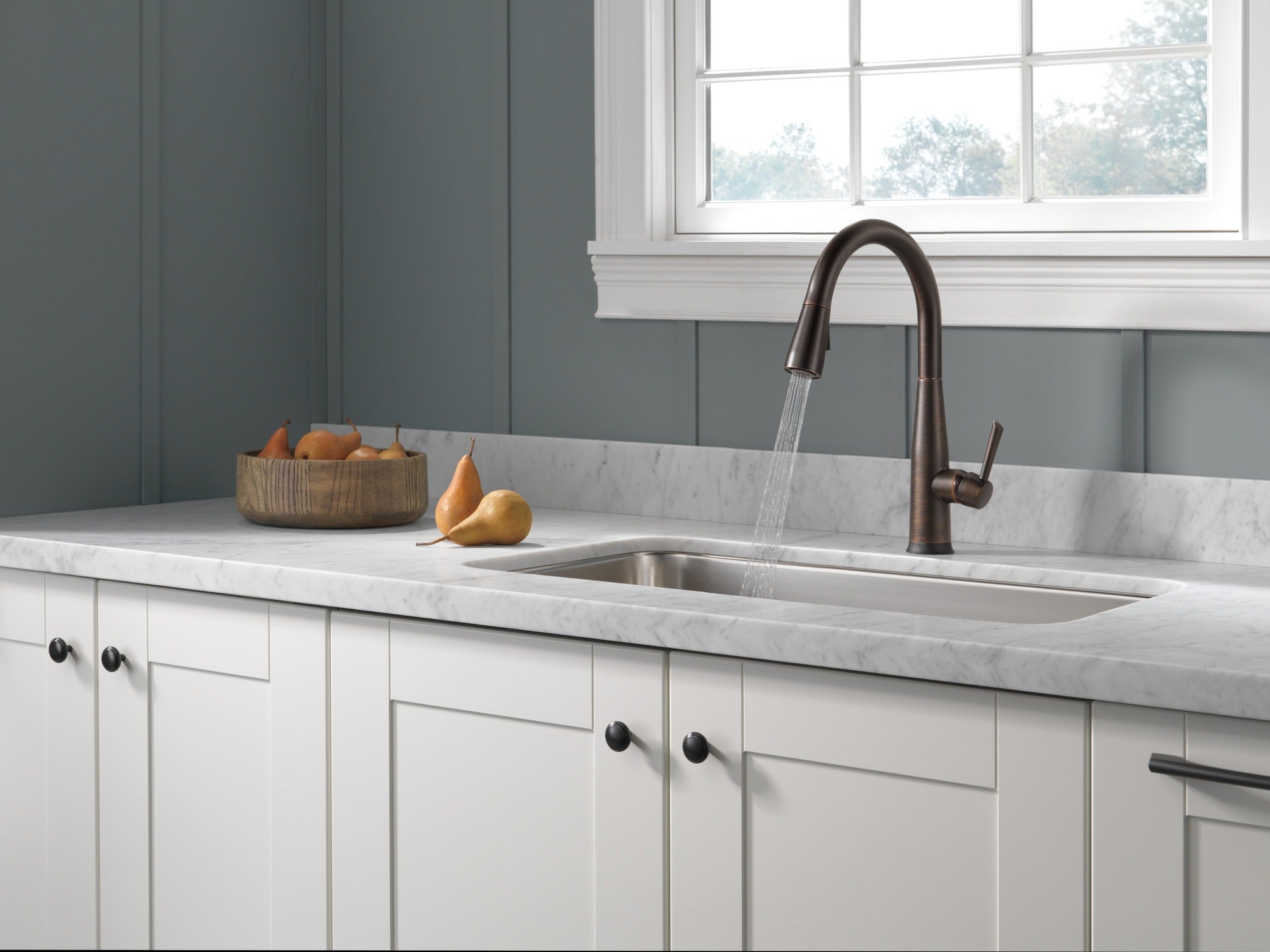 Delta Essa® Single Handle Pull-Down Kitchen Faucet with Touch<sub>2</sub>O® Technology
