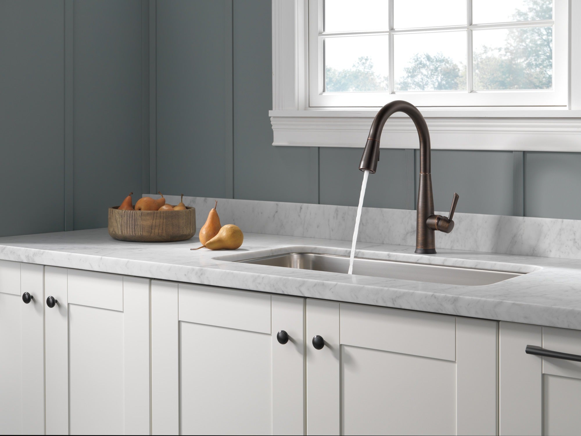 Delta Essa® Single Handle Pull-Down Kitchen Faucet with Touch<sub>2</sub>O® Technology