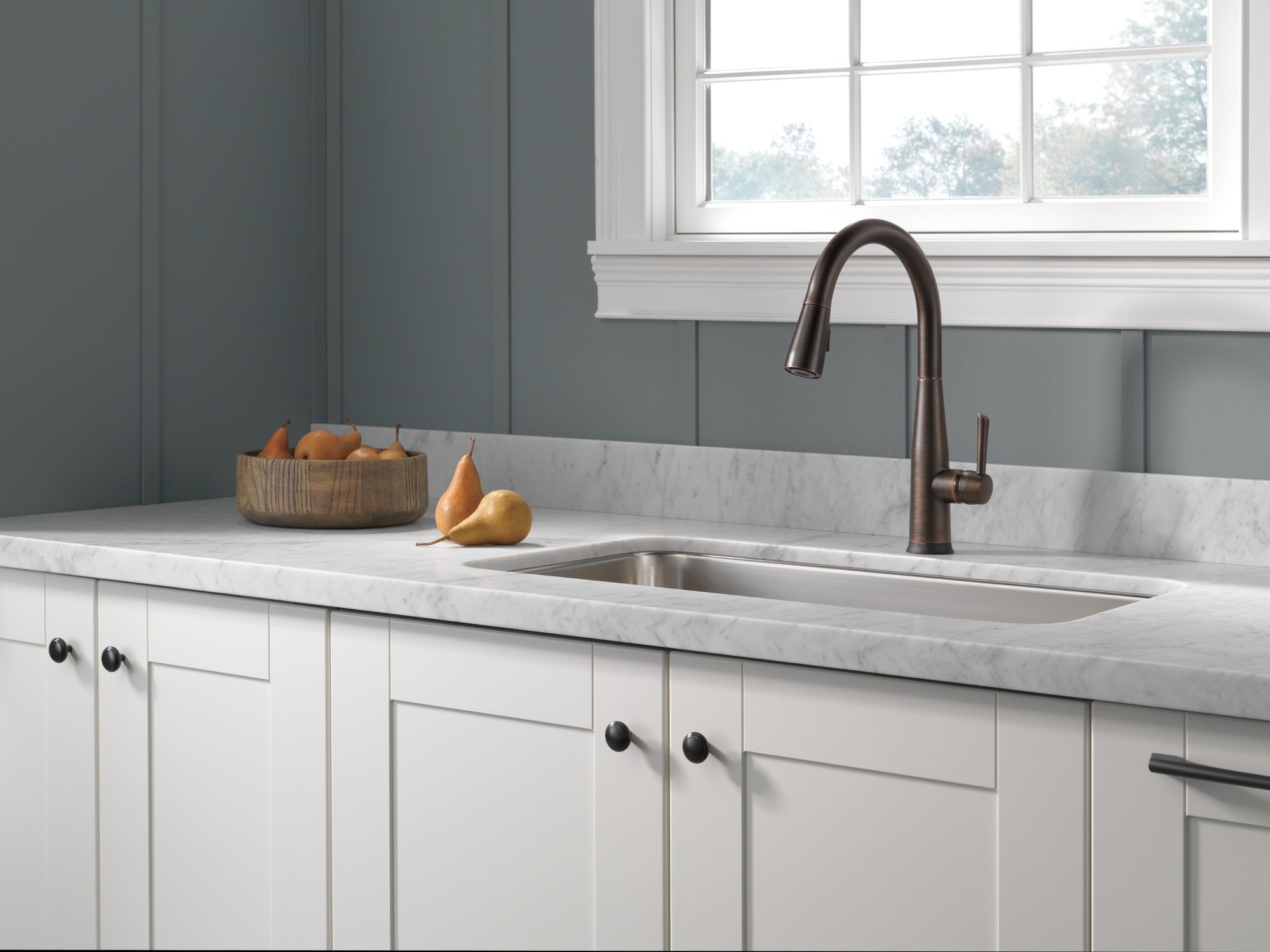 Delta Essa® Single Handle Pull-Down Kitchen Faucet with Touch<sub>2</sub>O® Technology