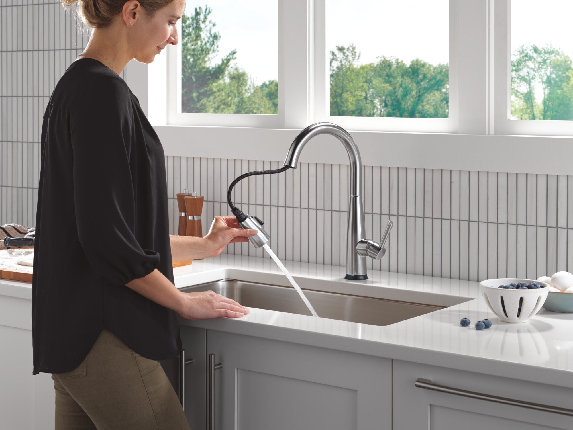Delta Essa® Touch<sub>2</sub>O® Technology Kitchen Faucet with Touchless Technology