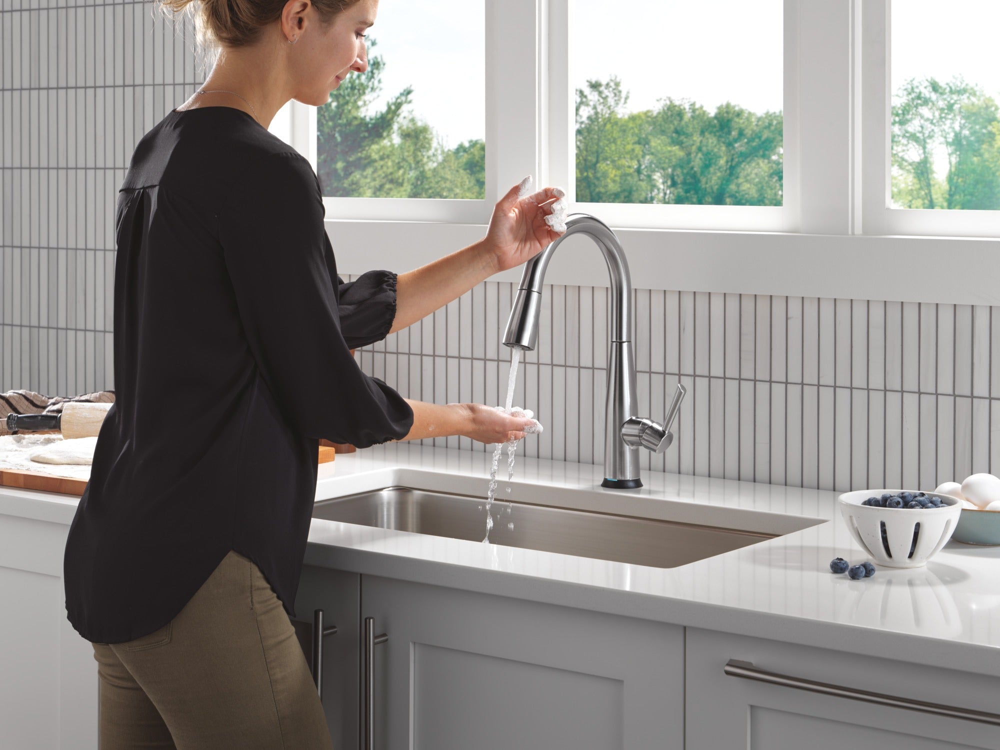 Delta Essa® Touch<sub>2</sub>O® Technology Kitchen Faucet with Touchless Technology